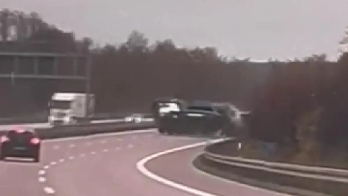 Transporter schlittert über Autobahn – Neuwagen fliegen von der Ladefläche! Mitten im Verkehr