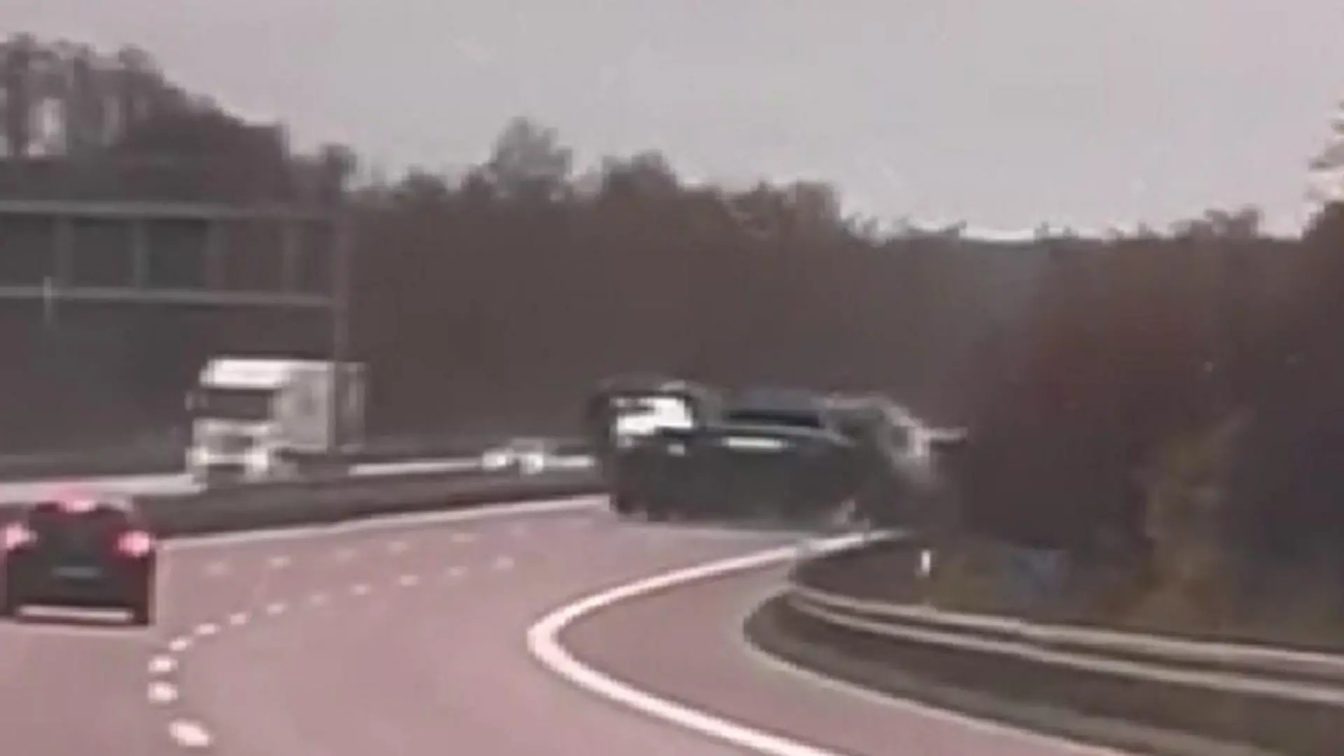 Transporter schlittert über Autobahn – Neuwagen fliegen von der Ladefläche! Mitten im Verkehr