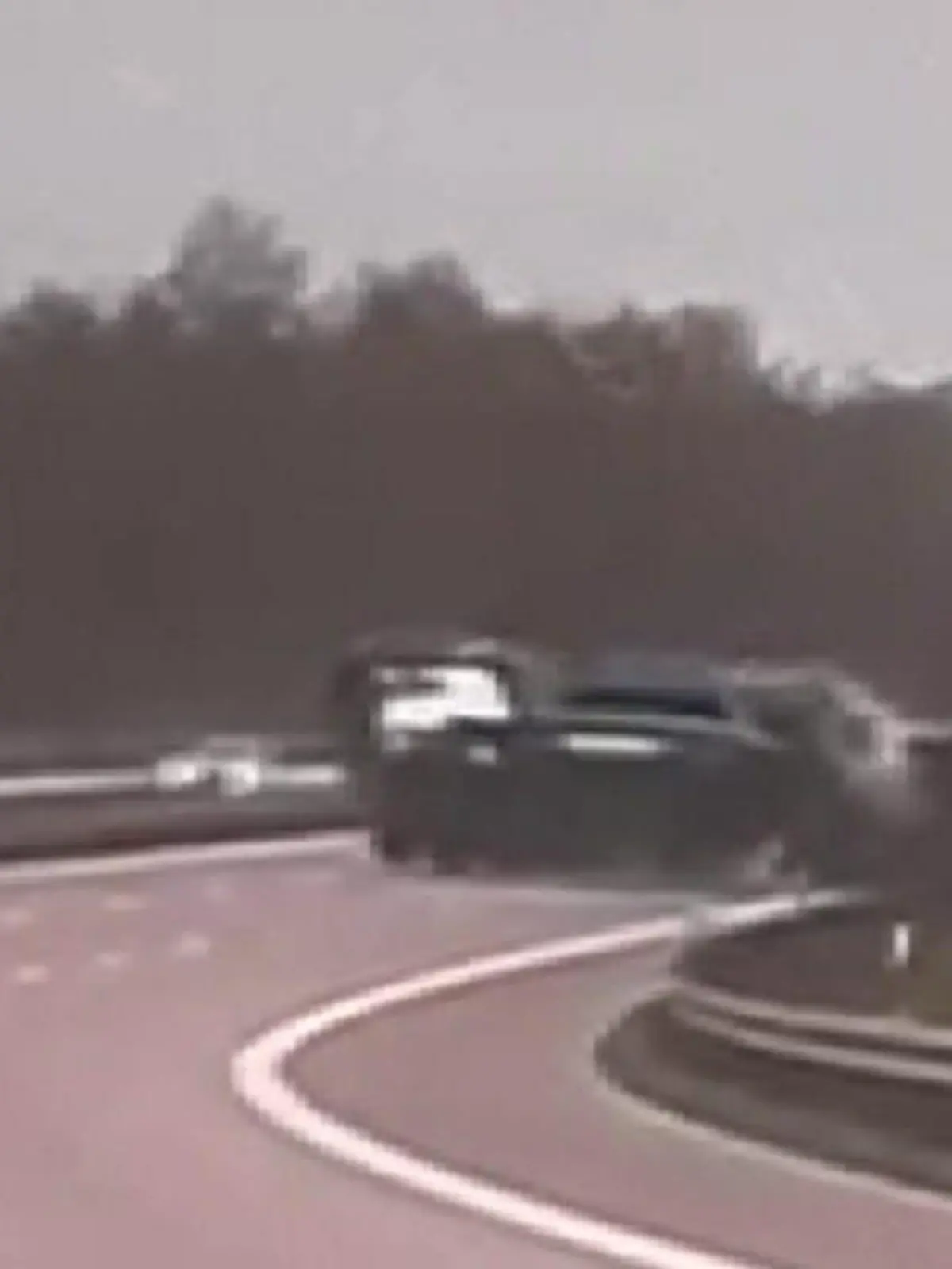 Bild zu: "Transporter schlittert über Autobahn – Neuwagen fliegen von der Ladefläche!"