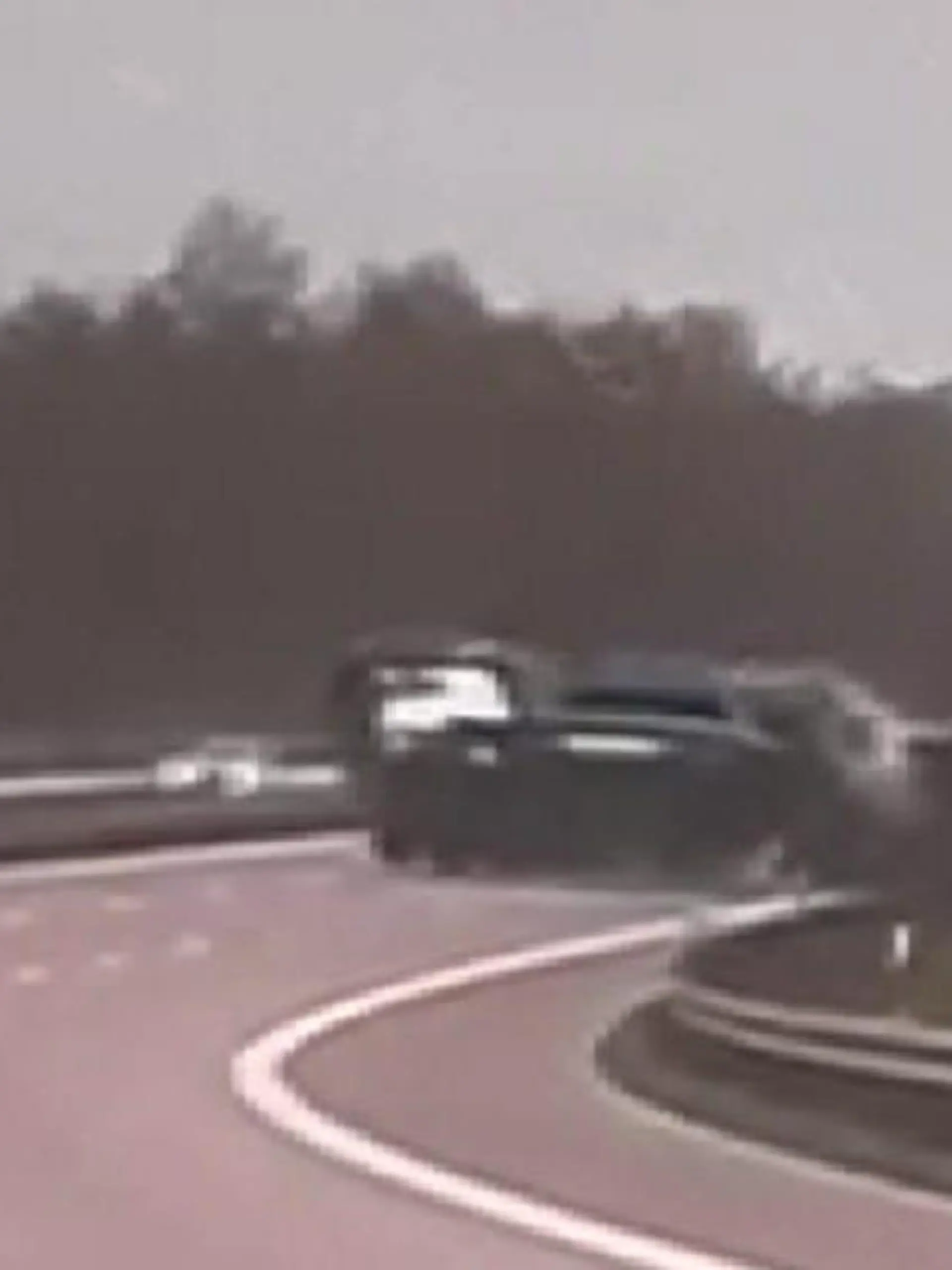 Bild zu: "Transporter schlittert über Autobahn – Neuwagen fliegen von der Ladefläche!"