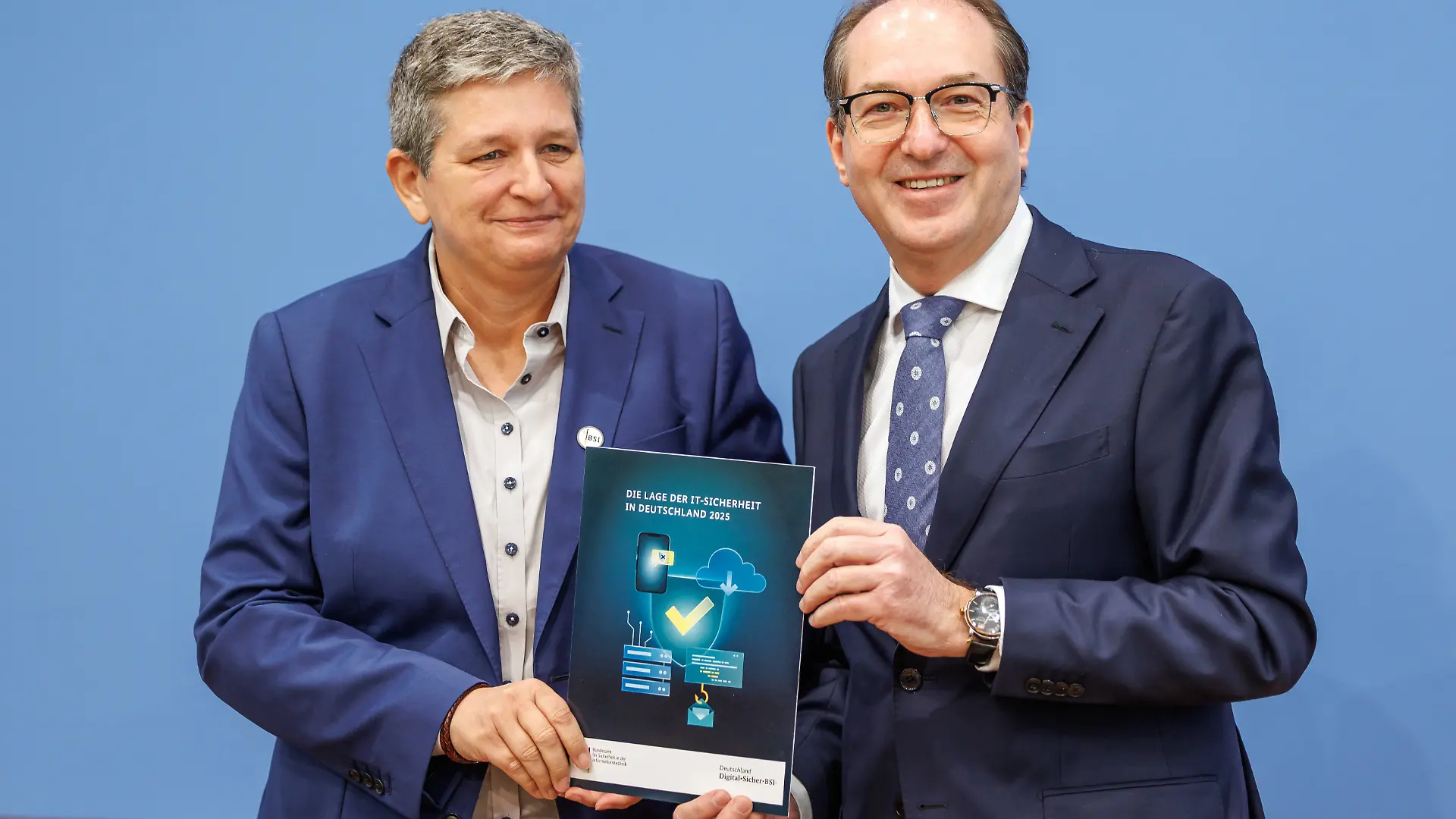 Innenminister Alexander Dobrindt (r.) und Claudia Plattner, Präsidentin des Bundesamtes für Sicherheit, stellen den Lagebericht zum Thema häusliche Gewalt vor