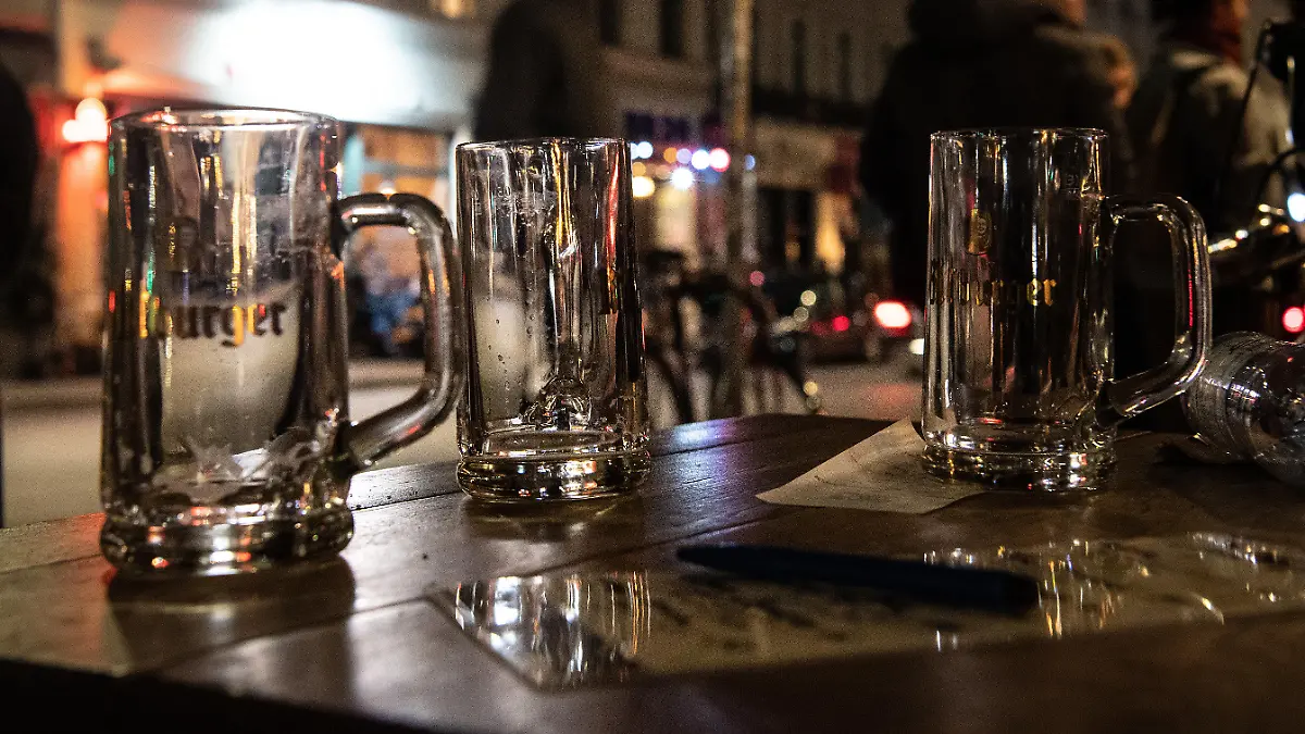 17.10.2020, Berlin: Leere Gläser stehen vor Beginn der Sperrstunde auf einem Tisch eines Restaurants. Die meisten Geschäfte sowie alle Restaurants und Bars müssen von 23.00 Uhr bis 06.00 Uhr schließen. Foto: Paul Zinken/dpa-Zentralbild/dpa +++ dpa-Bildfunk +++