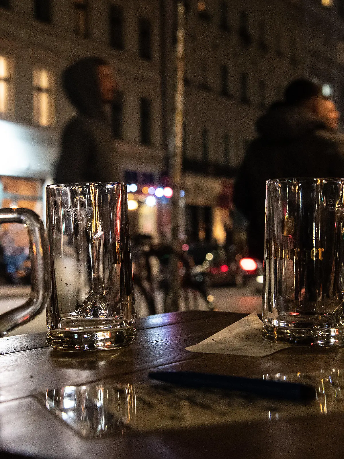 17.10.2020, Berlin: Leere Gläser stehen vor Beginn der Sperrstunde auf einem Tisch eines Restaurants. Die meisten Geschäfte sowie alle Restaurants und Bars müssen von 23.00 Uhr bis 06.00 Uhr schließen. Foto: Paul Zinken/dpa-Zentralbild/dpa +++ dpa-Bildfunk +++