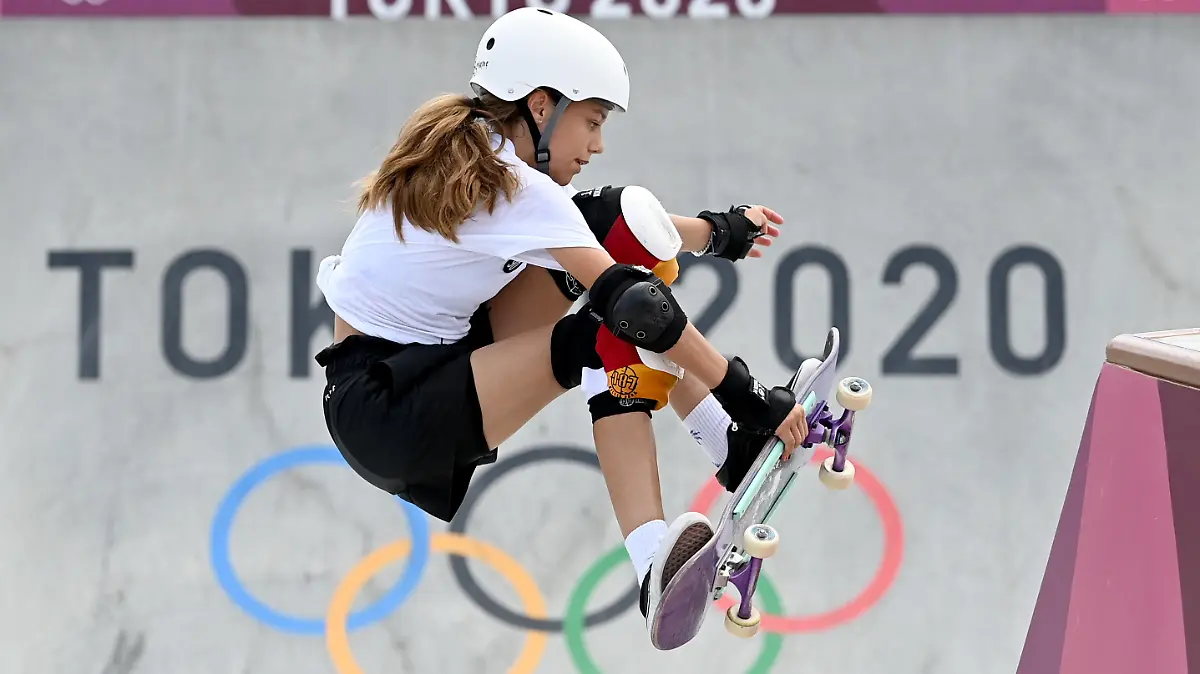 04.08.2021, Japan, Tokio: Skateboard: Olympia, Vorkampf, Park, Frauen, Vorläufe im Aomi Urban Sports Park. Lilly Stoephasius aus Deutschland in Aktion. Foto: Marijan Murat/dpa +++ dpa-Bildfunk +++