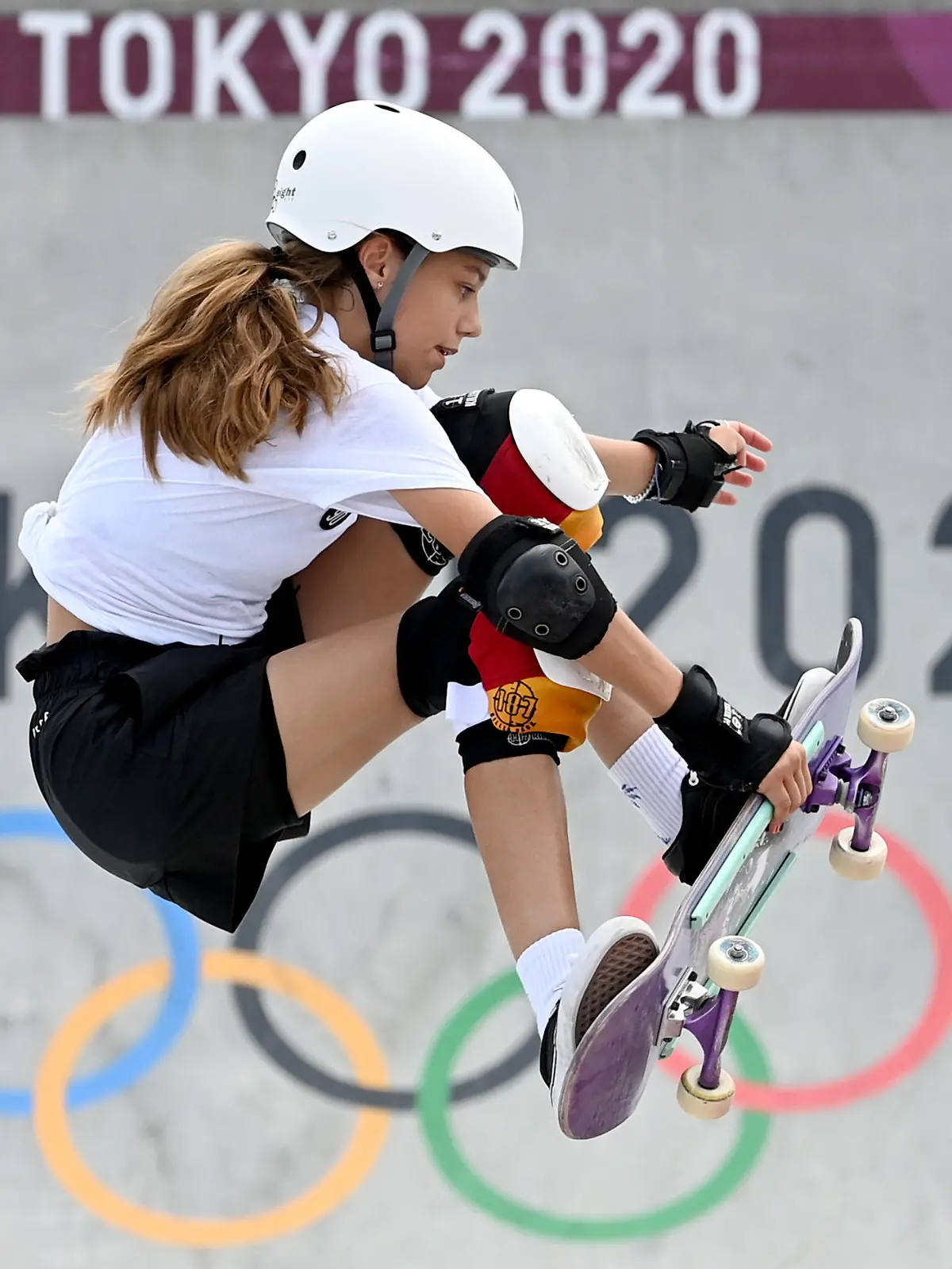 04.08.2021, Japan, Tokio: Skateboard: Olympia, Vorkampf, Park, Frauen, Vorläufe im Aomi Urban Sports Park. Lilly Stoephasius aus Deutschland in Aktion. Foto: Marijan Murat/dpa +++ dpa-Bildfunk +++