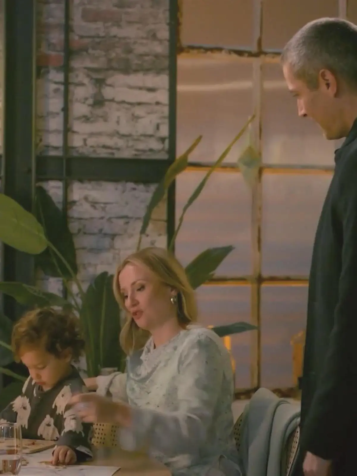 AWZ: Dragan trifft Isabelle beim Spielen mit Diego an