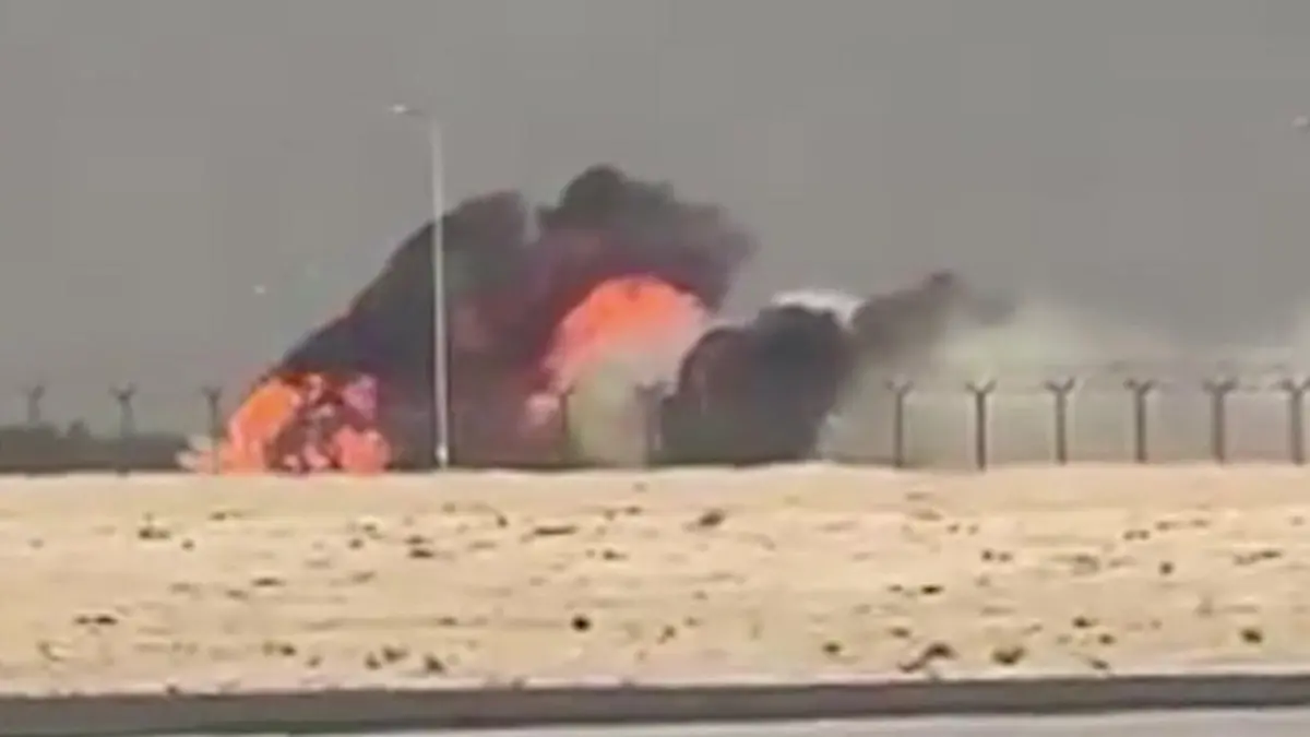 Horror-Crash bei Flugshow in Dubai – Kampfjet explodiert nach Absturz Pilot kann sich nicht mehr retten