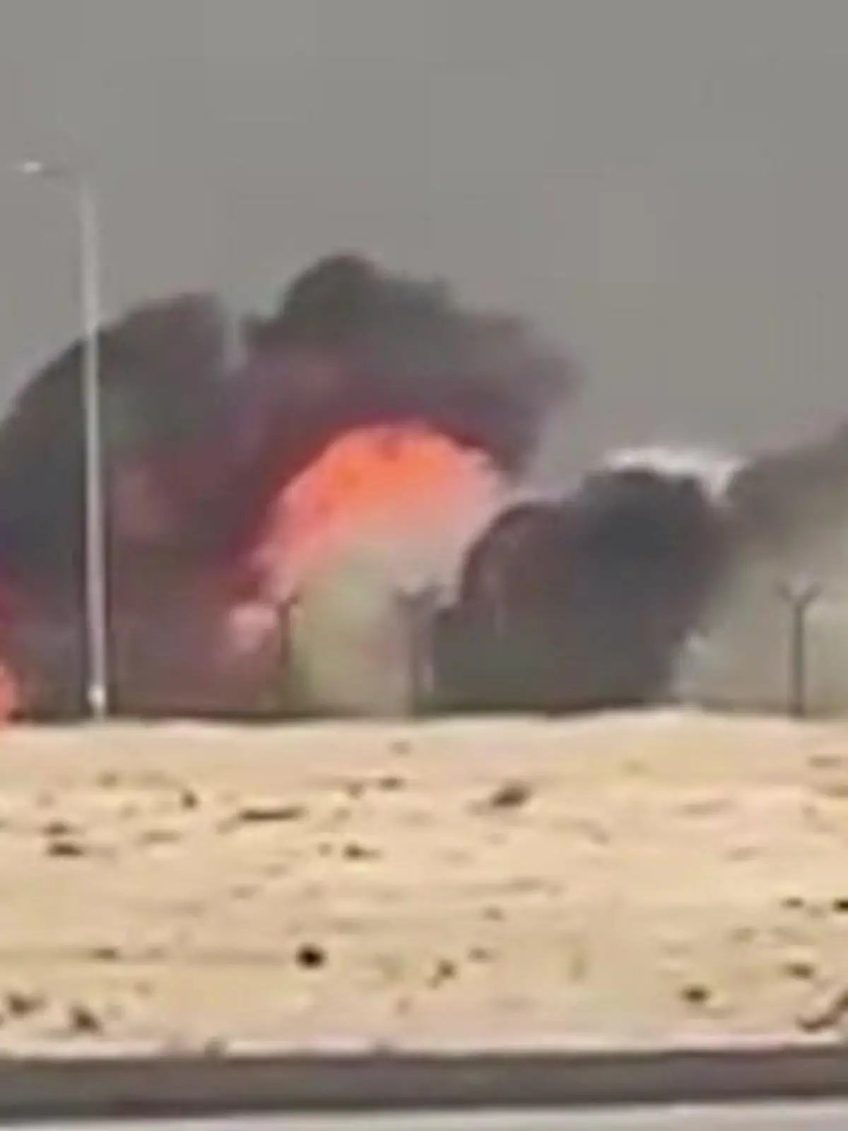 Bild zu: "Horror-Crash bei Flugshow in Dubai – Kampfjet explodiert nach Absturz"