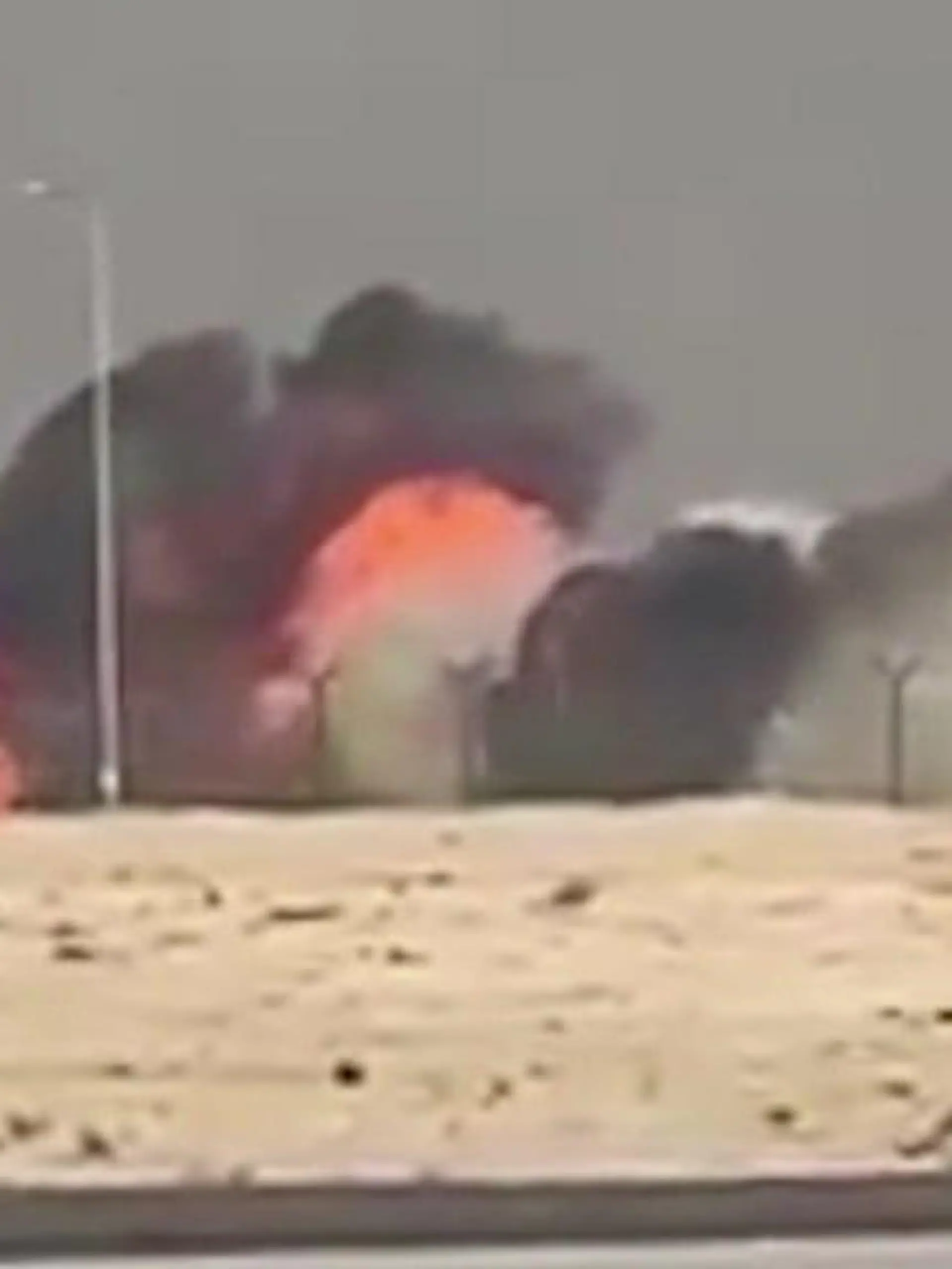 Bild zu: "Horror-Crash bei Flugshow in Dubai – Kampfjet explodiert nach Absturz"