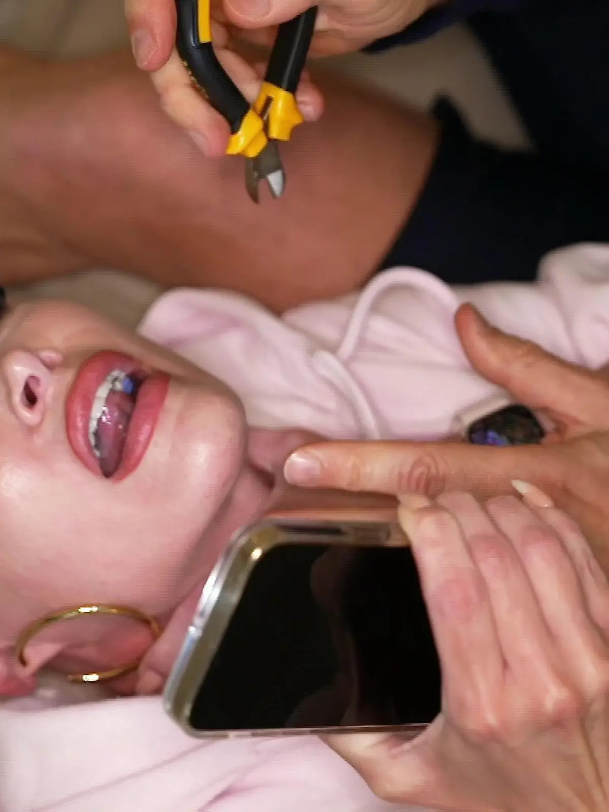 Bild zu: "Plötzlich geht Lucas mit der Zange auf seine Dani los"