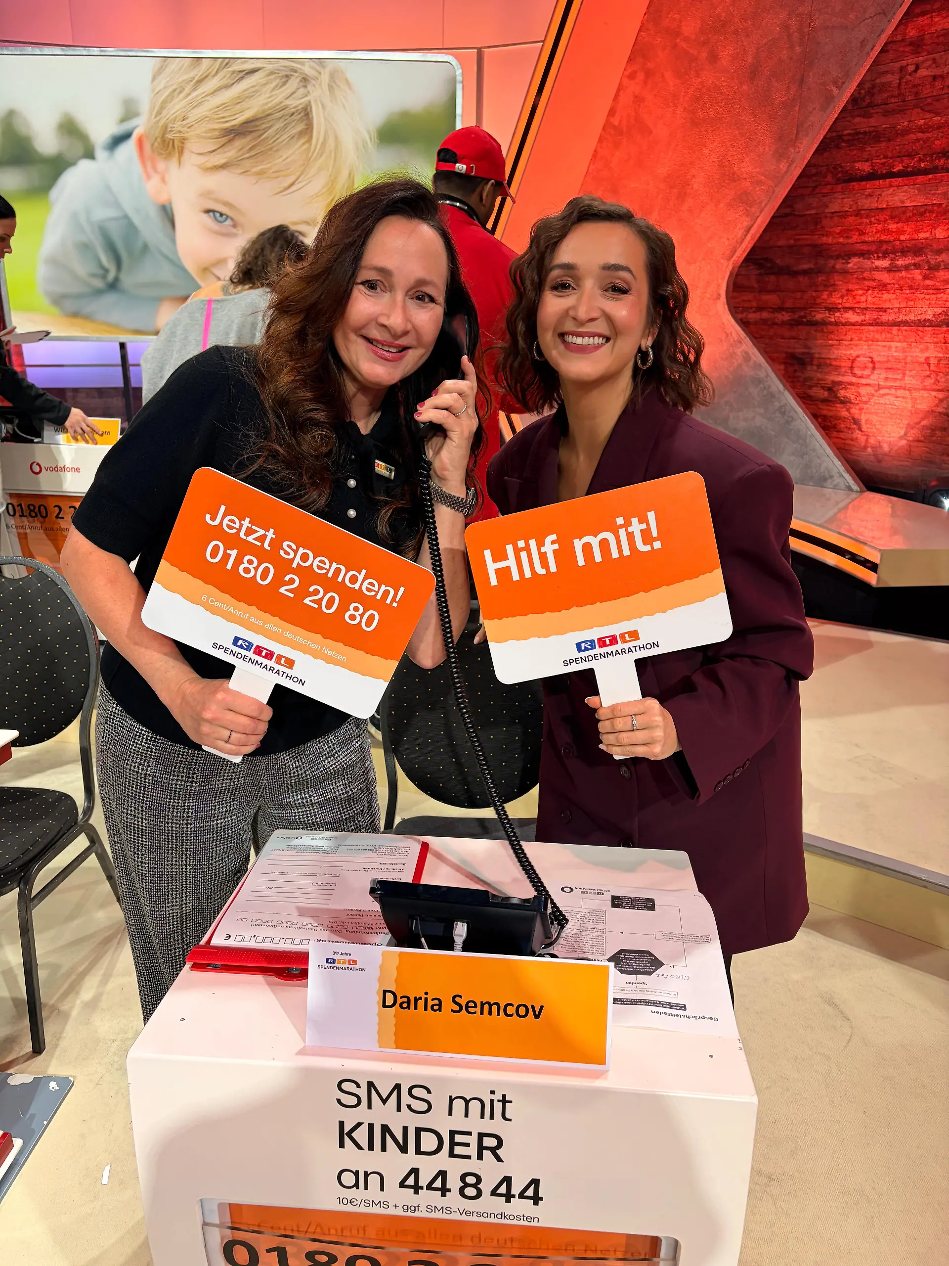 Bild zu: "RTL WEST Moderatorinnen Claudia Hessel und Daria Semcov am Spendentelefon"