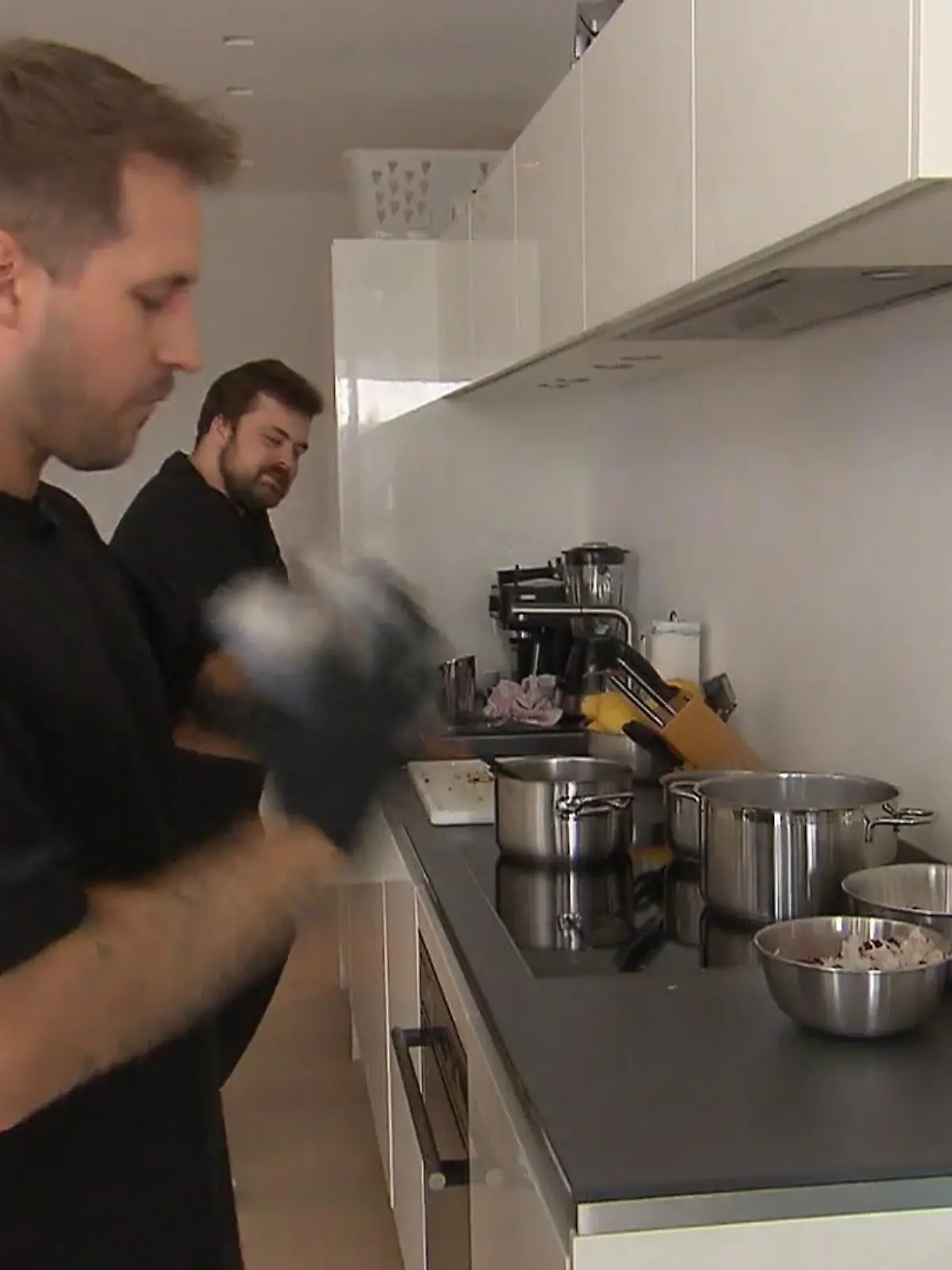 Bild zu: "Tobi schüttelt sich einen"