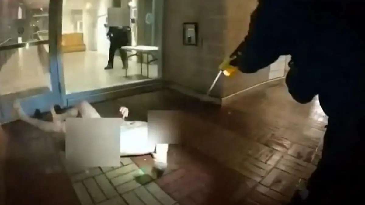 Nackt auf der Flucht! Mann will Polizei austricksen – und bereut es sofort Verfolgungsjagd nimmt übles Ende