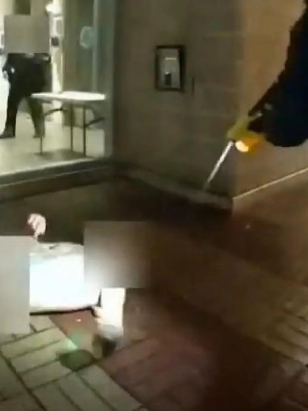 Bild zu: "Nackt auf der Flucht! Mann will Polizei austricksen – und bereut es sofort"