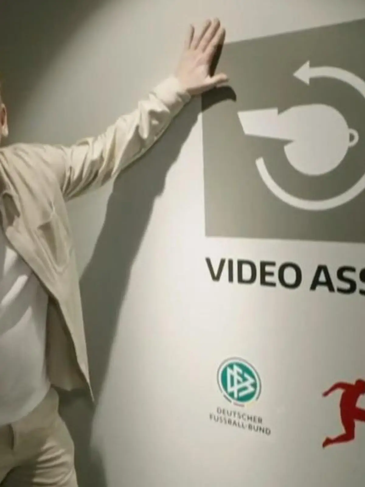 Bild zu: "Blick hinter die Kulissen! Knossi zeigt Kölner Keller im Stream"