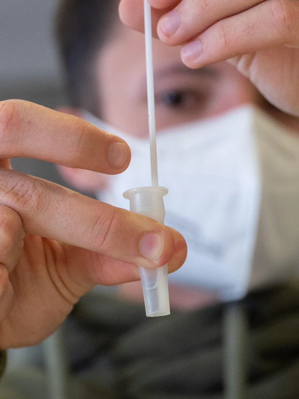 20.04.2021, Hessen, Groß-Gerau: Ein Schüler der Abschlussklasse hält an der Prälat-Diehl-Schule, einen Tag vor den Abiturprüfungen, einen Corona-Schnelltest in der Hand. Die Schüler können sich freiwillig vor den Prüfungen auf Covid-19 testen. Am 21. April 2021 beginnen in Hessen die Abiturprüfungen. Foto: Sebastian Gollnow/dpa +++ dpa-Bildfunk +++