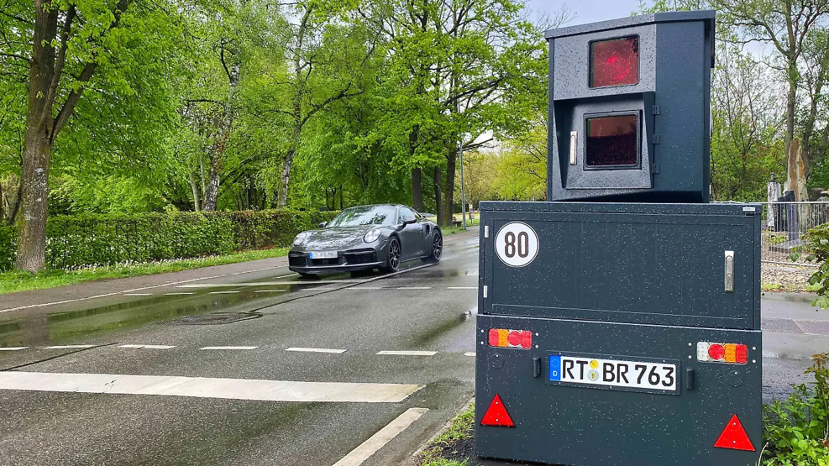 Porsche fährt in Mobile Radaranlage , Enforcement-Trailer, Semi-Station auf Anhänger zur Geschwindigkeitsmessung, Landstraße, Reutlingen, Baden-Württemberg, Deutschland