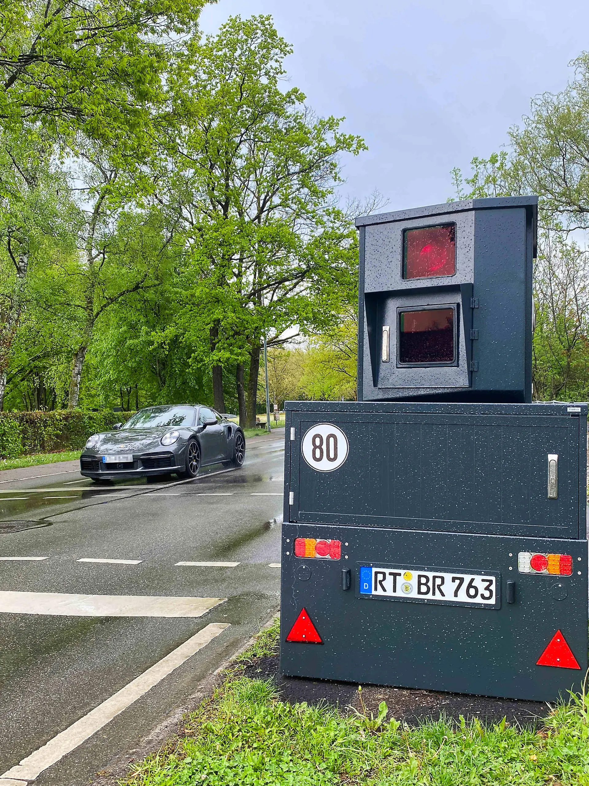 Porsche fährt in Mobile Radaranlage , Enforcement-Trailer, Semi-Station auf Anhänger zur Geschwindigkeitsmessung, Landstraße, Reutlingen, Baden-Württemberg, Deutschland