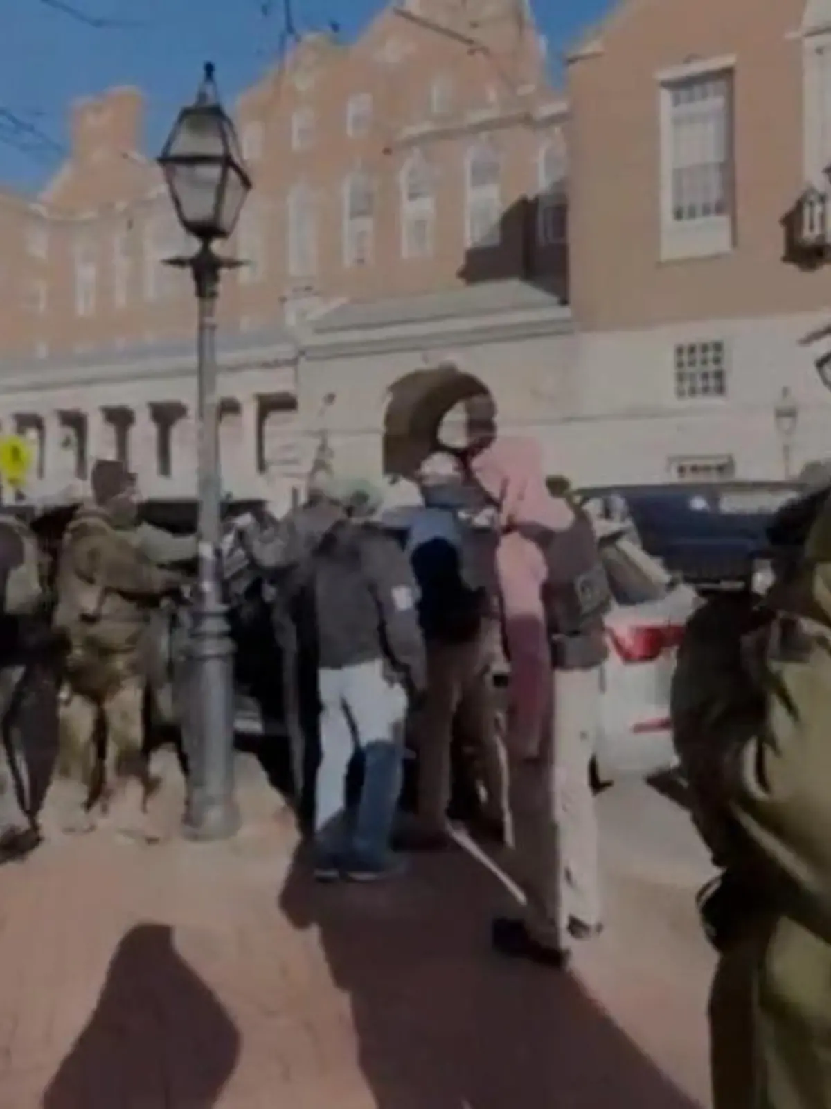 Bild zu: "Auf dem Schulweg! Beamte verhaften unschuldigen Jugendlichen (16)"