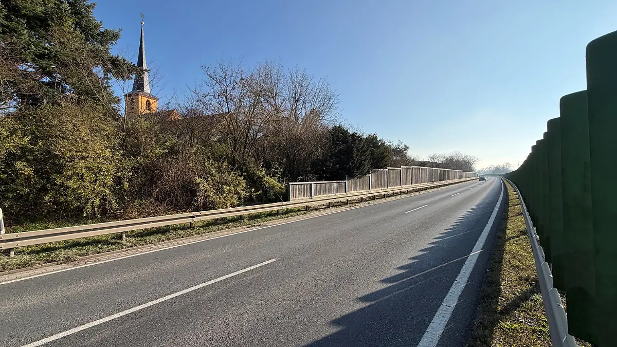 Von Volkach nach Kitzingen: in Höhe von Gerlachshausen stand das Pannenauto auf der Straße