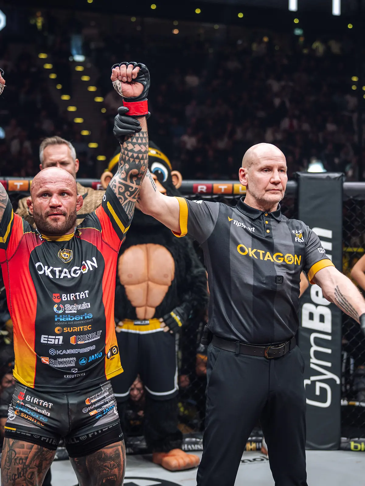 Bild zu: "Bayern-Star Kimmich sieht MMA-Spektakel in München"