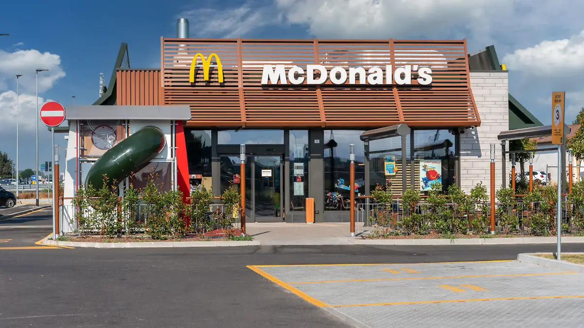 Ein zwei Jahre altes Mädchen ist in Kassel medizinisch behandelt worden, nachdem es in einem Schnellrestaurant einen Schluck aus einer vermeintlichen Wasserflasche genommen hatte (Symbolbild).