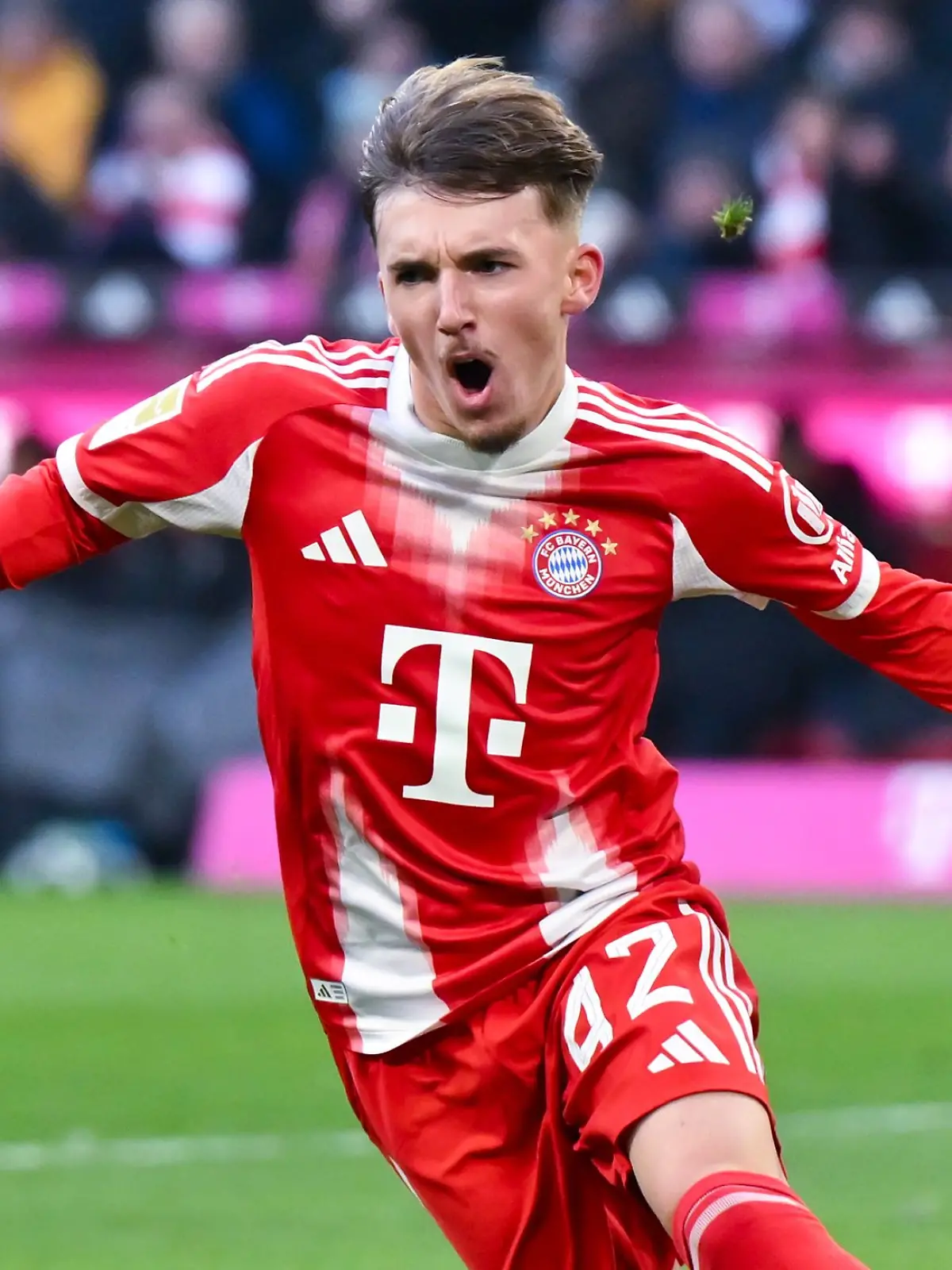 Bild zu: "17 Jahr, wunderbar: Der Hype um Karl und Messi-Vergleiche"