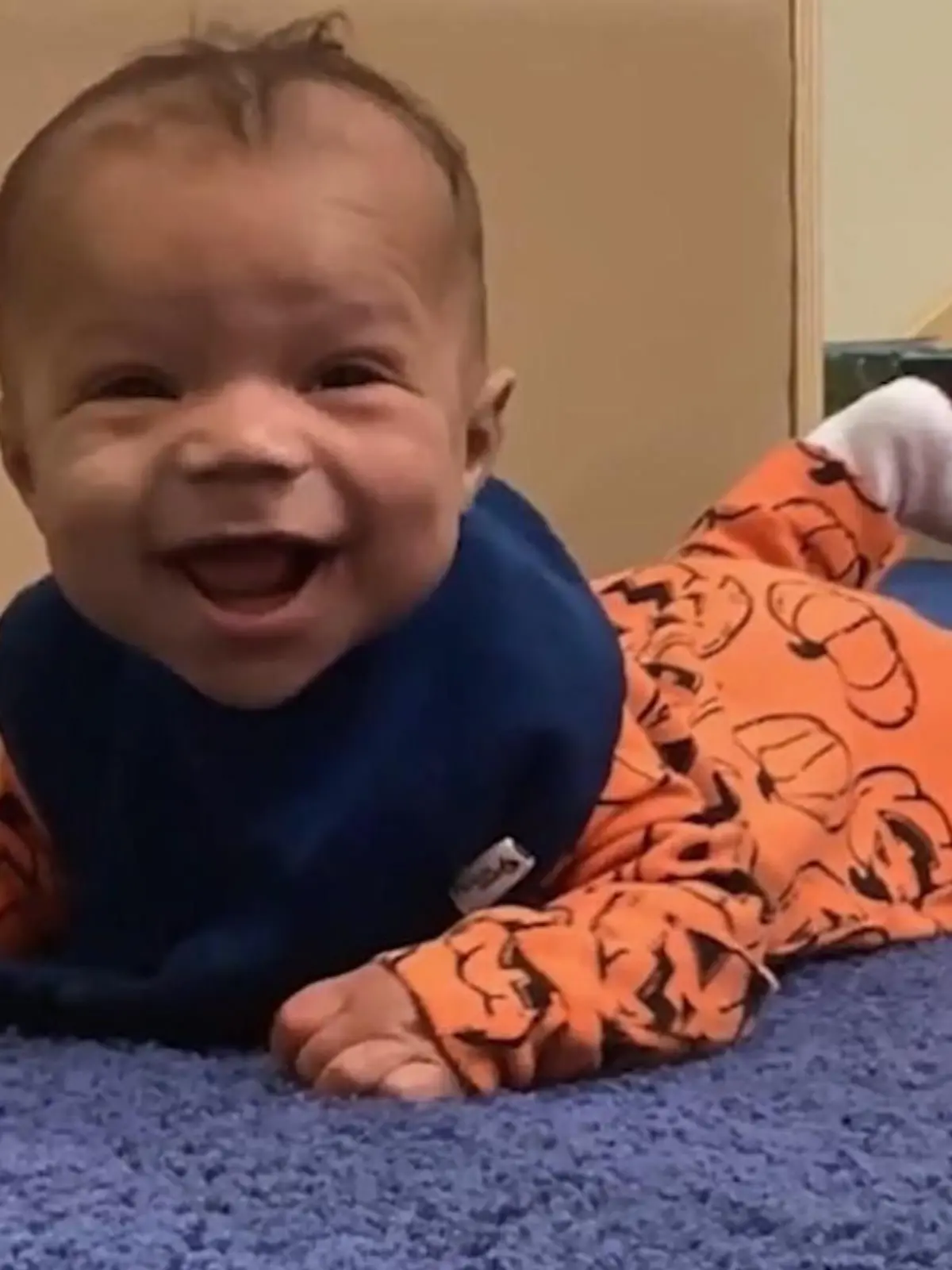 „Er wurde blau und schlaff!“ – Polizist rettet Baby vor dem Ersticken