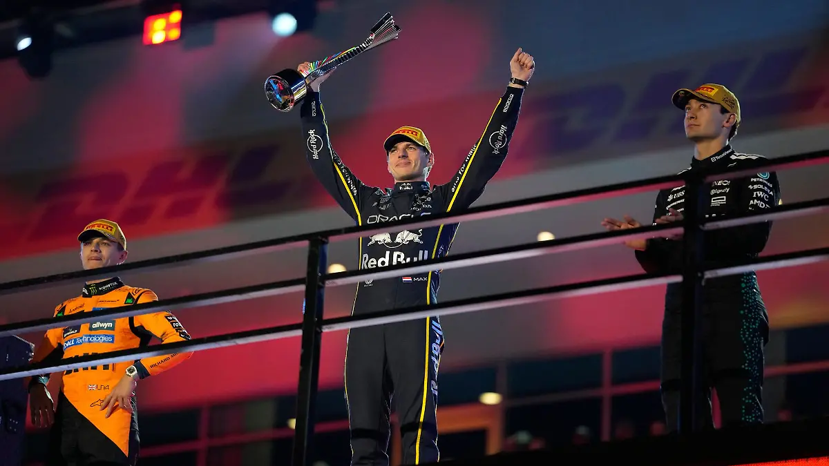 Als Verstappen (Mitte) bei der Siegerehrung jubelte, wusste er noch nicht, wie wertvoll sein Sieg noch werden würde.