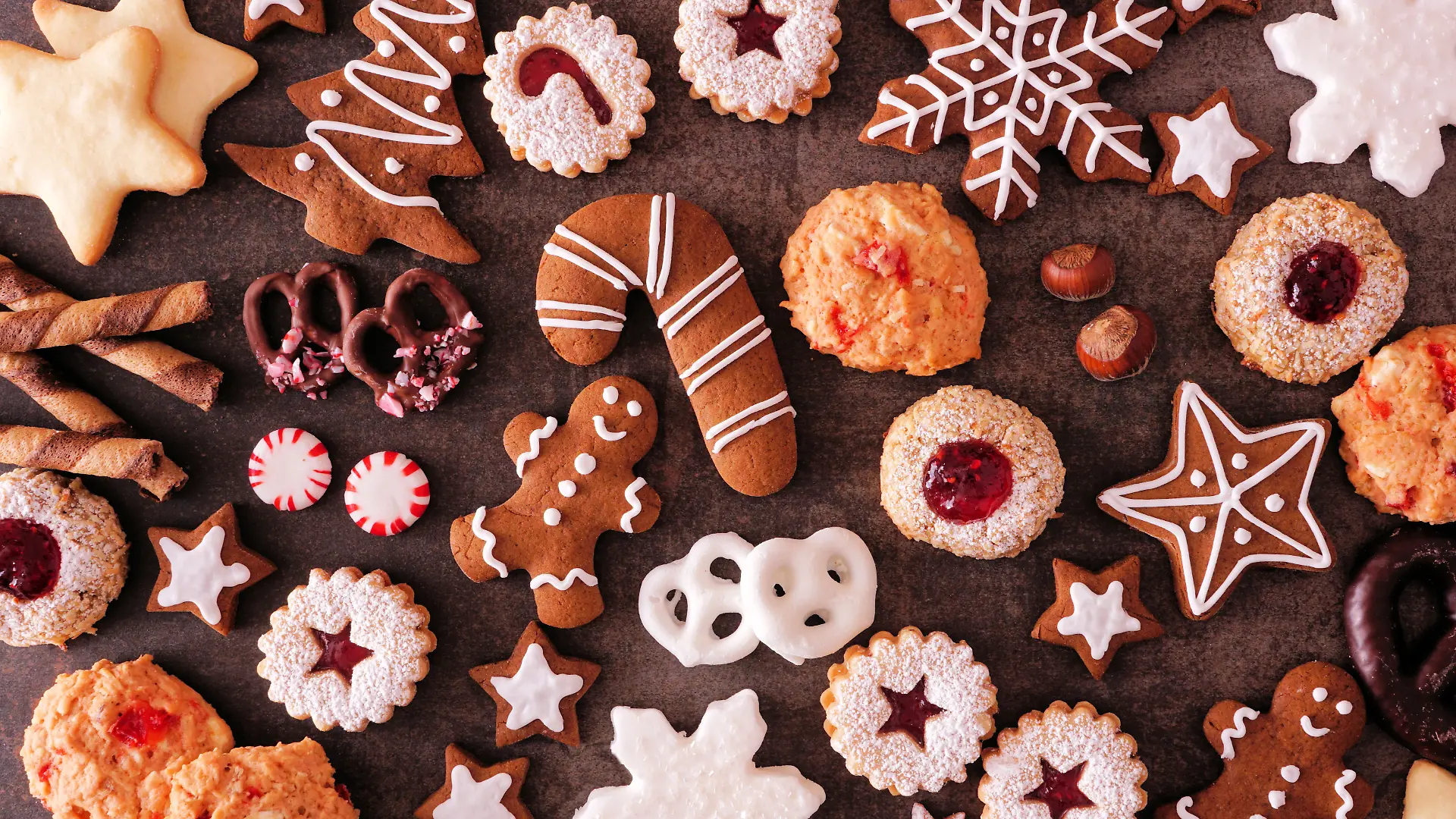 Verschiedene Weihnachtsplätzchen, aus Lebkuchen, ausstechbaren Teig, verziert mit Perlen, Glasur, Zuckerguss und Schokolade