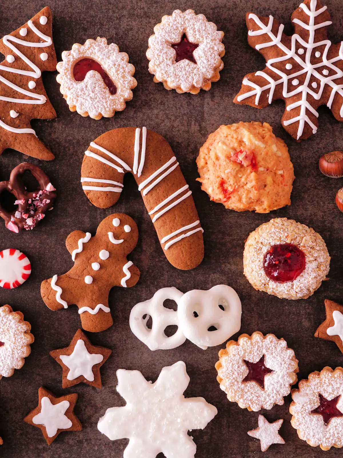 Verschiedene Weihnachtsplätzchen, aus Lebkuchen, ausstechbaren Teig, verziert mit Perlen, Glasur, Zuckerguss und Schokolade