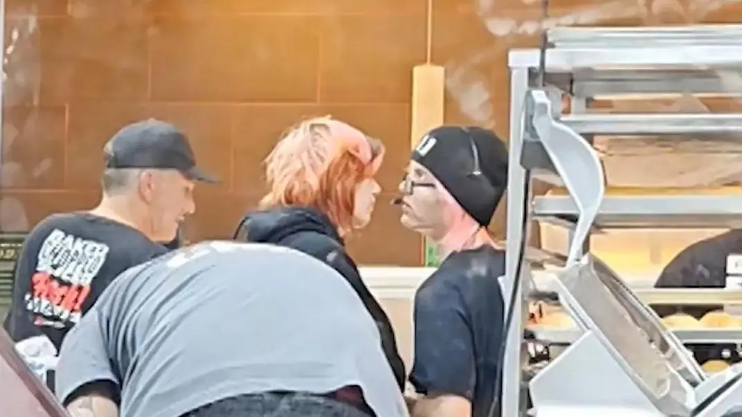 USA-Hungriger-Kunde-muss-auf-Essen-warten-weil-Angestellte-knutschen