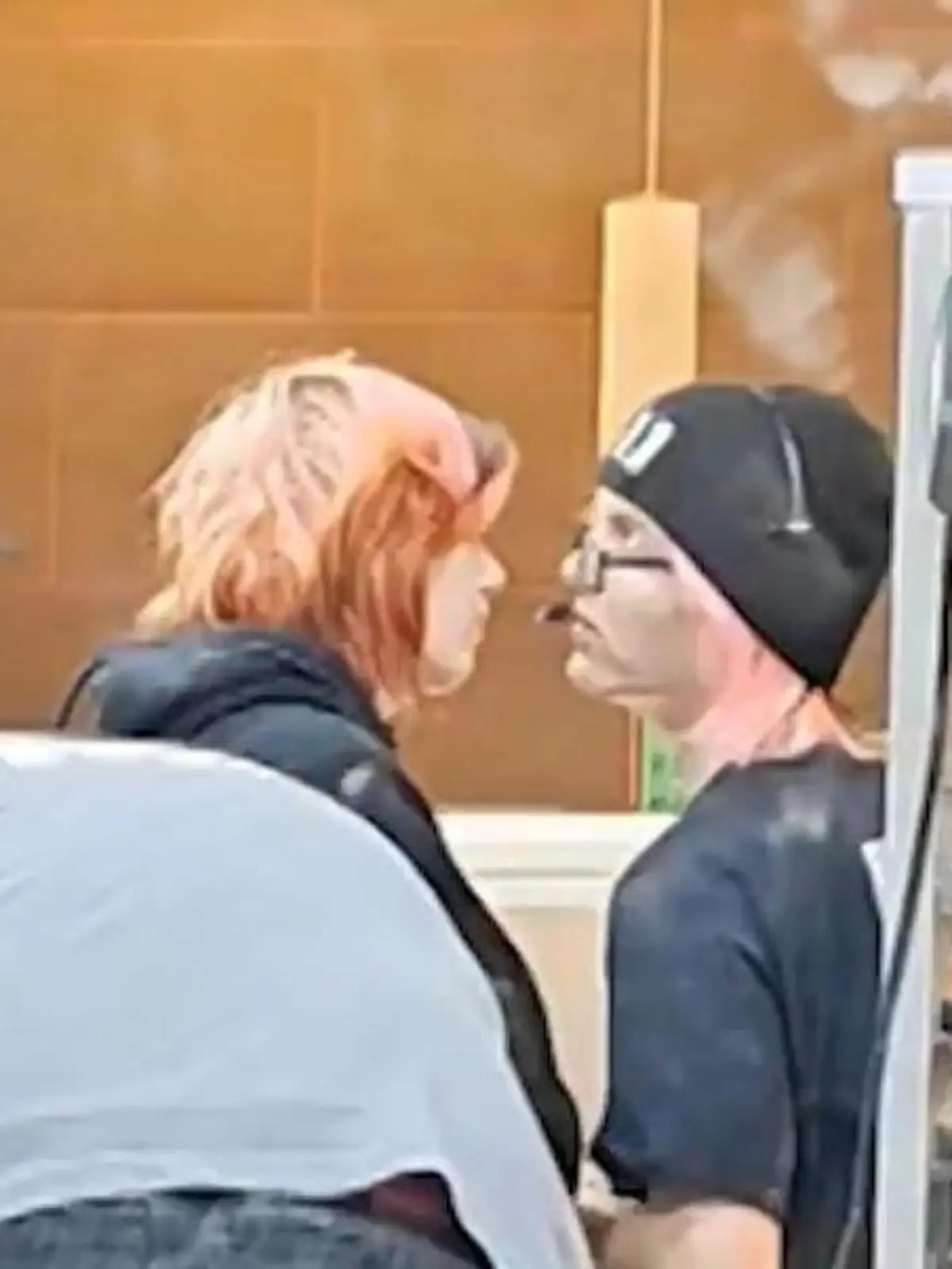 Heiße Küsse, kalte Küche! Kunde wartet ewig auf Essen – weil Angestellte rumknutschen