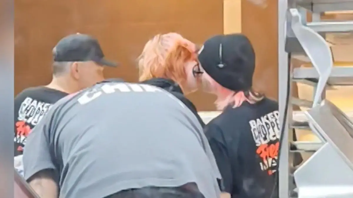 Heiße Küsse, kalte Küche! Kunde wartet ewig auf Essen – weil Angestellte knutschen Von wegen Fast Food