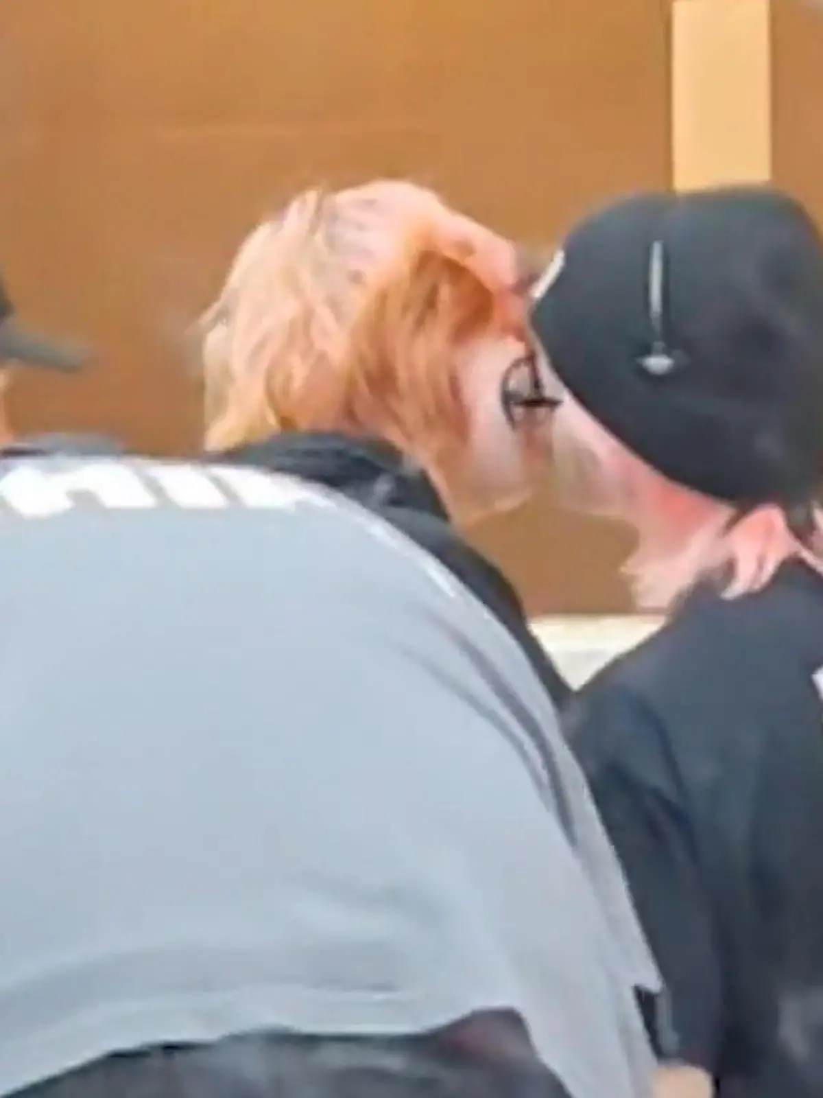 Bild zu: "Heiße Küsse, kalte Küche! Kunde wartet ewig auf Essen – weil Angestellte knutschen"