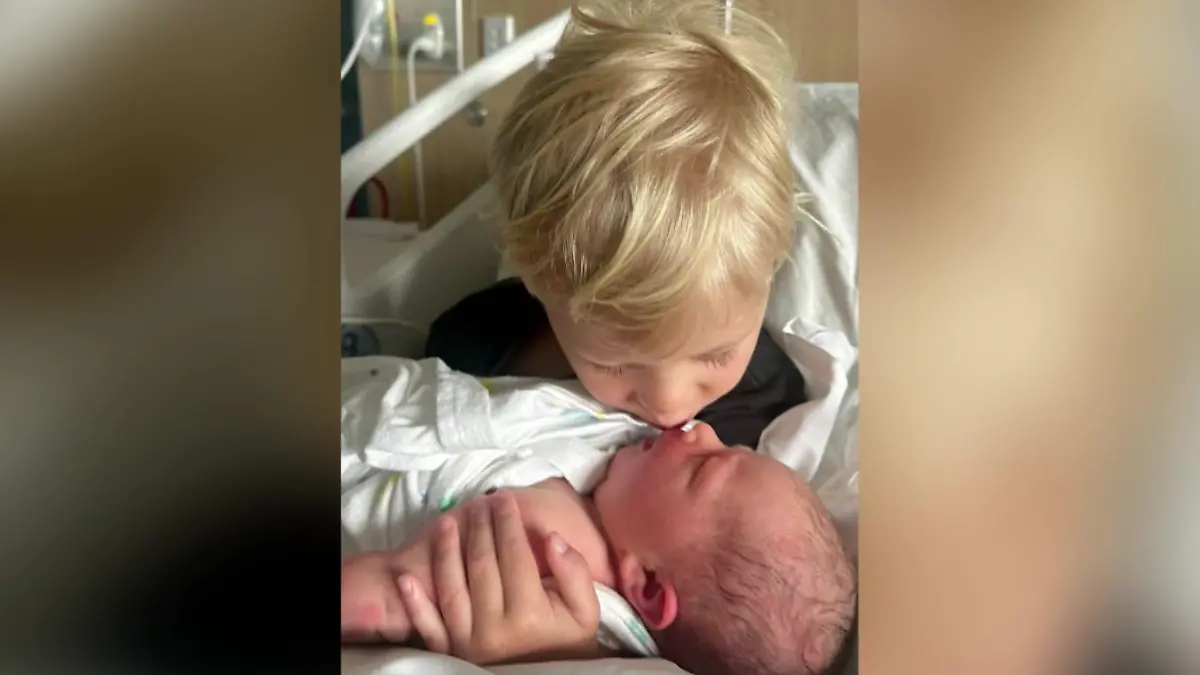 USA-Baby-trifft-auf-gro-en-Bruder-Emotionales-Kennenlernen-von-zwei-Geschwistern