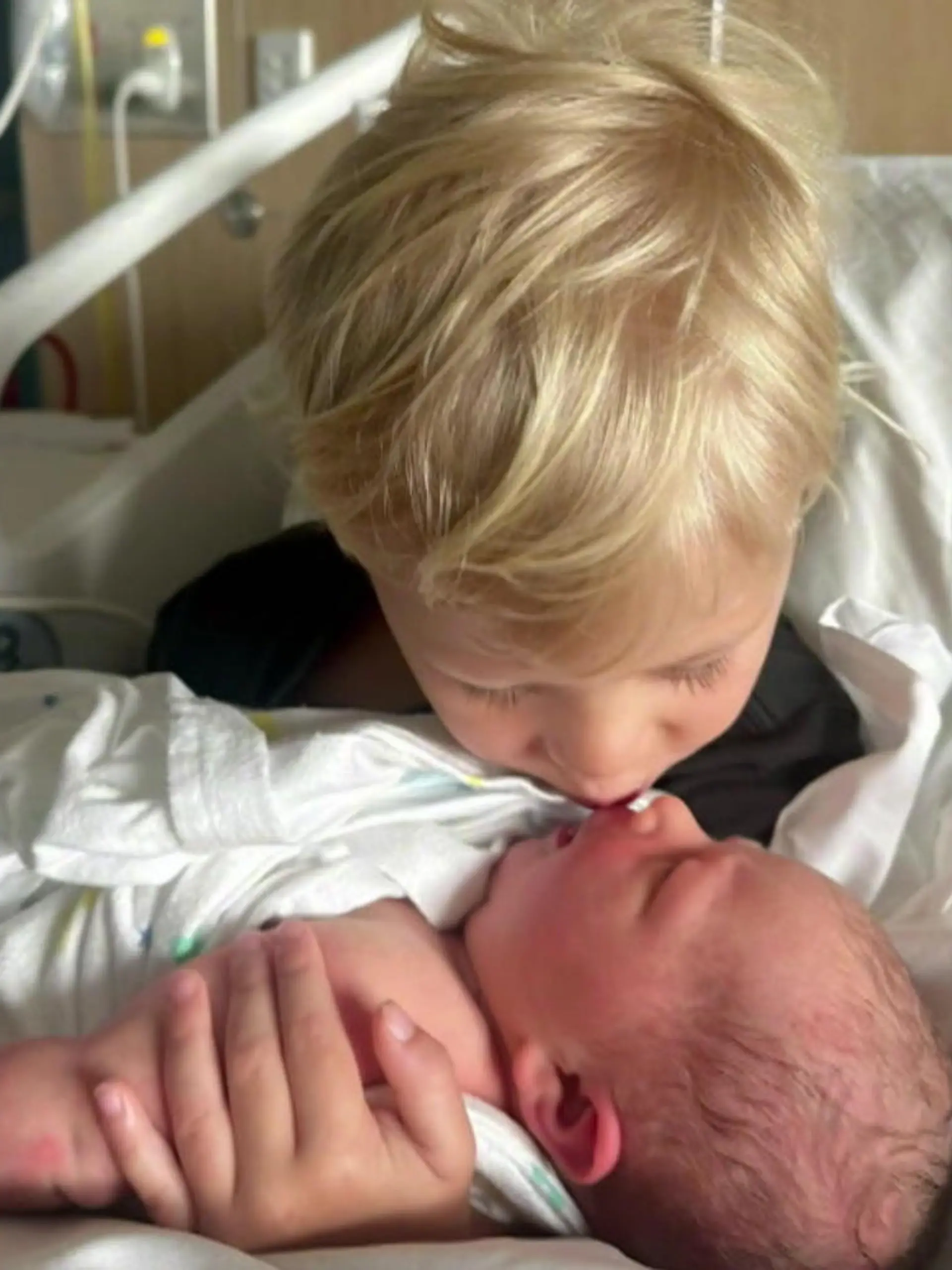 Bild zu: "Große Liebe! Kleiner Junge reagiert auf seine Baby-Schwester"