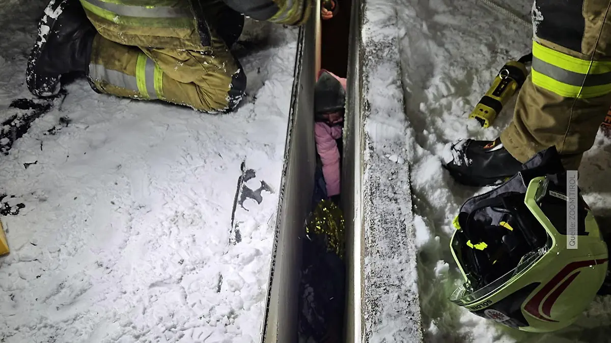 Feuerwehr rettet Deutschen (20) aus engem Spalt! Nur 30 Zentimeter Platz