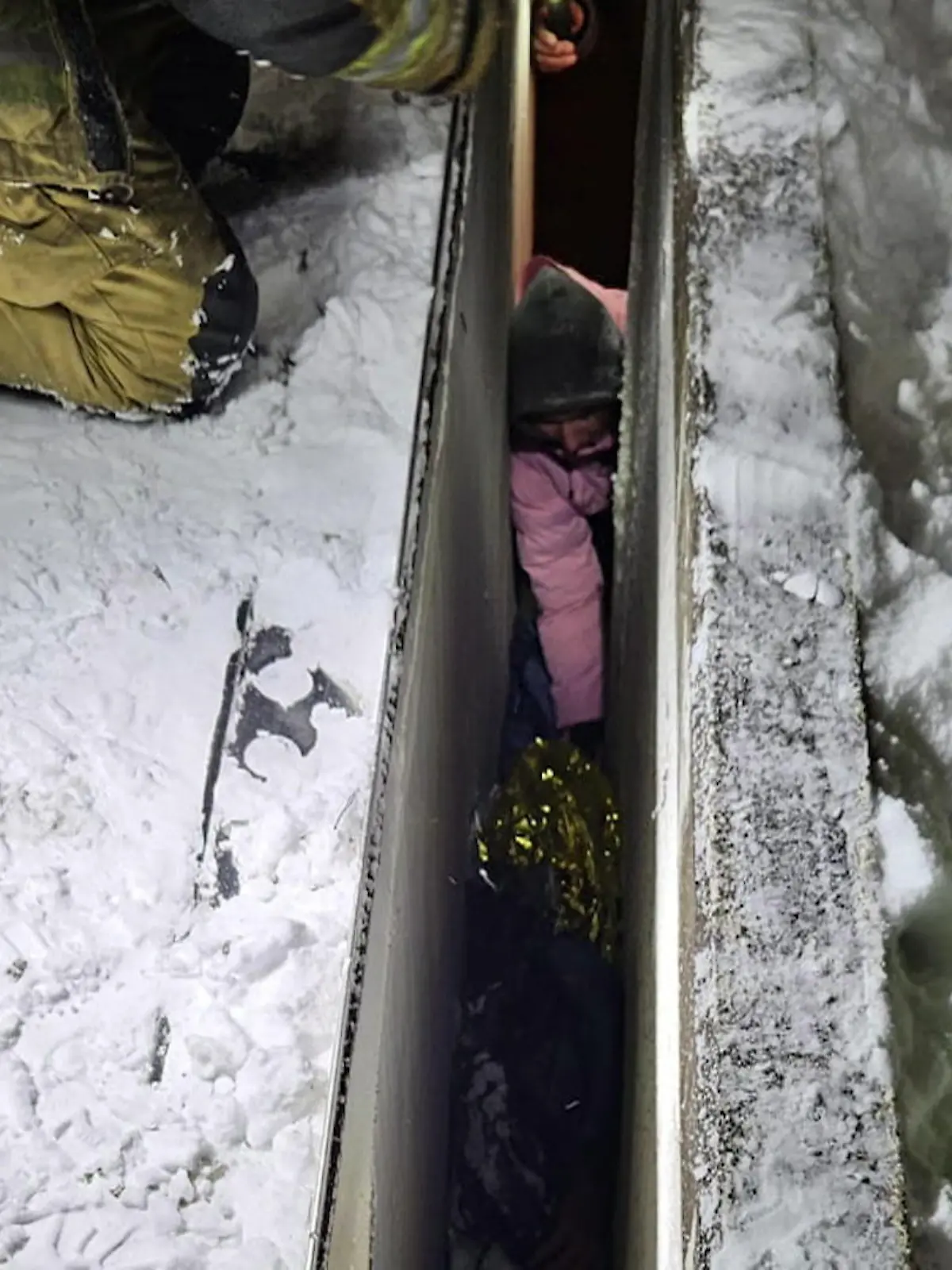 Bild zu: "Feuerwehr rettet Deutschen (20) aus engem Spalt!"