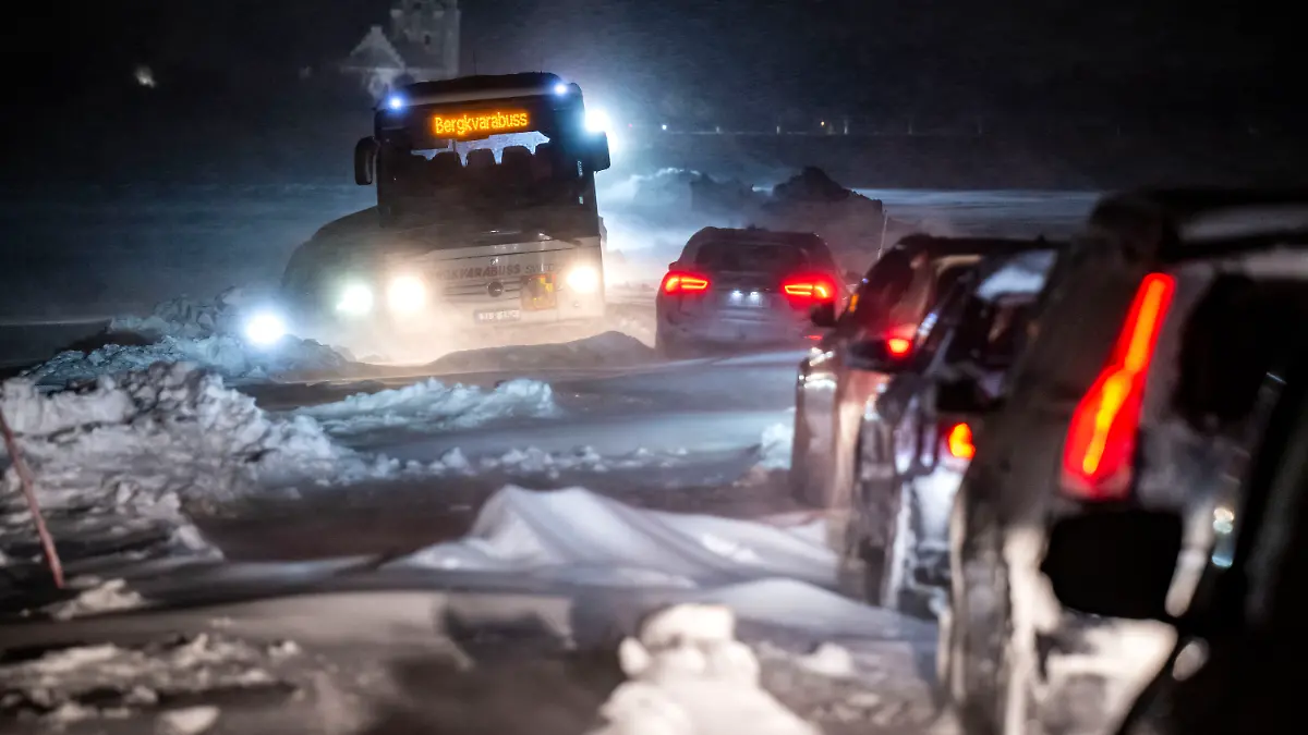 Das Bus-Unglück ereignete sich auf einer stark verschneiten Straße. (Symbolbild)