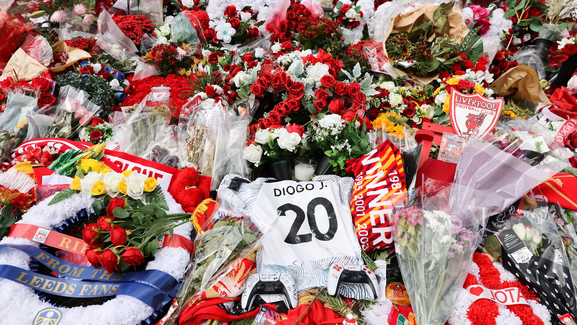 Trauerbekundungen für Diogo Jota und seinen Bruder Andre Silva am Stadion in Liverpool