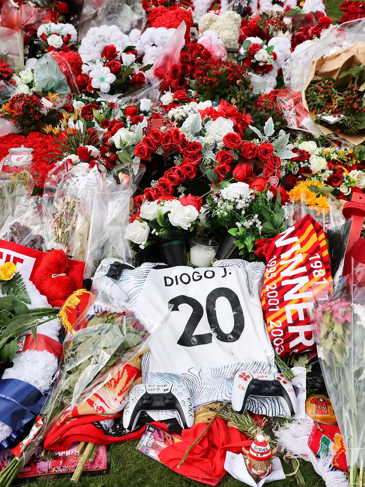 Trauerbekundungen für Diogo Jota und seinen Bruder Andre Silva am Stadion in Liverpool 