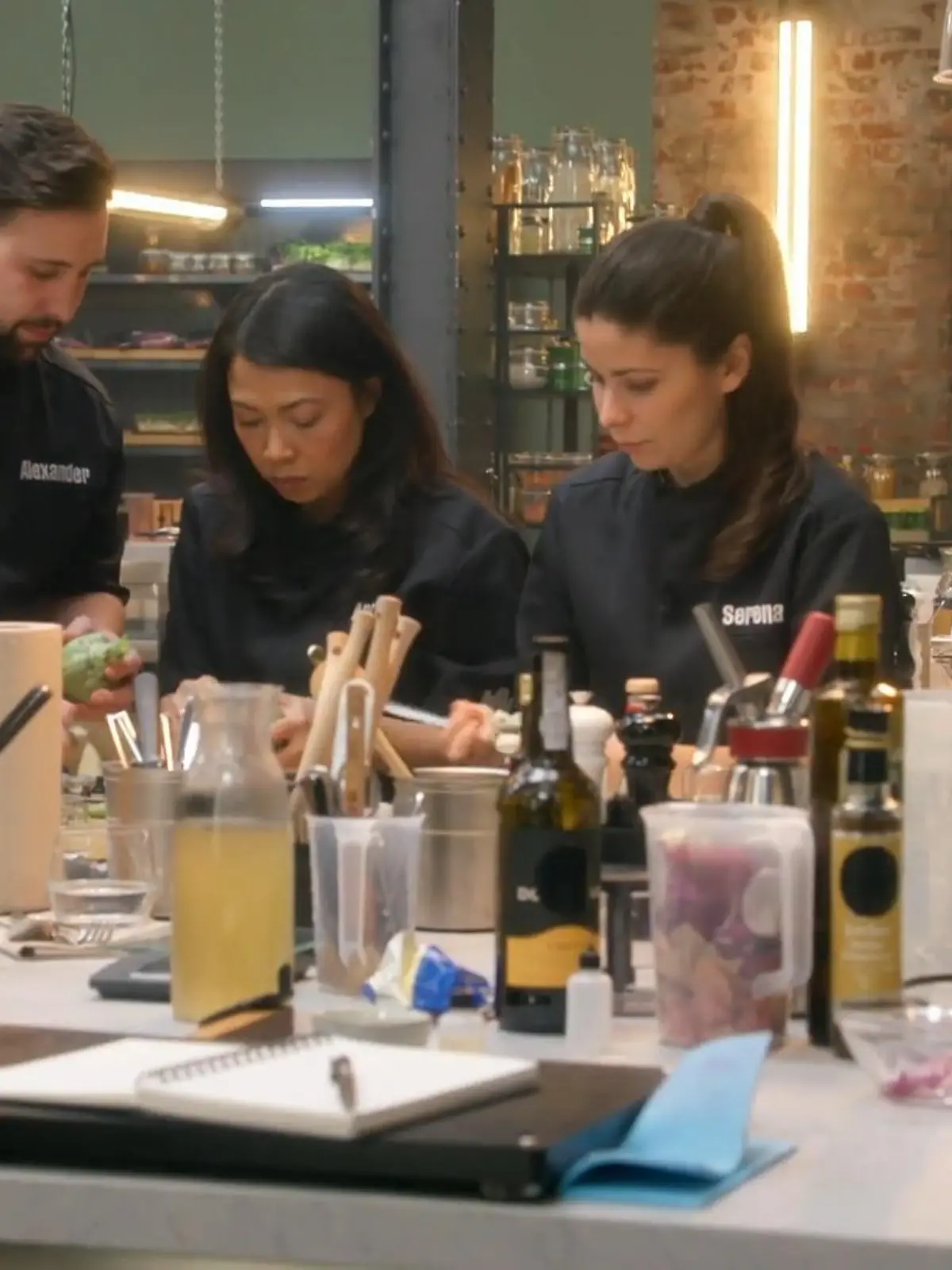 Bild zu: "Alex unterstützt Andita bei der Artischocke"