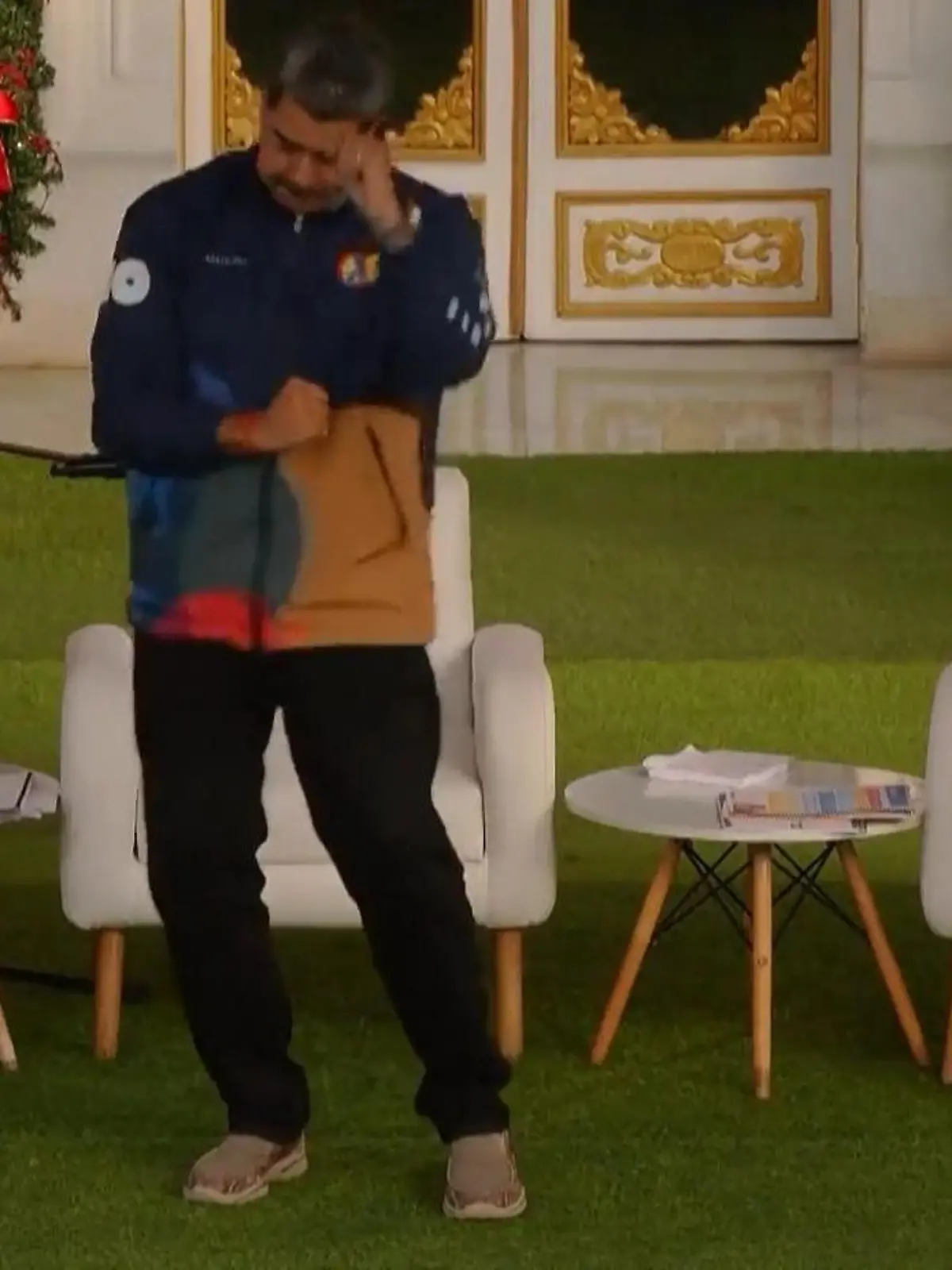 Bild zu: "Präsident tanzt während seiner Rede – und erzürnt so ein ganzes Land!"