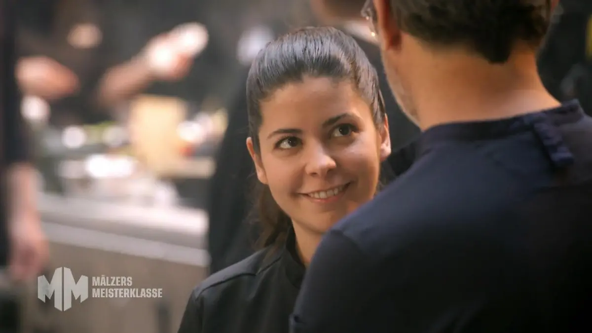 In-Tim-M-lzers-Meisterklasse-Kandidatin-pfeift-auf-Tipps-von-3-Sterne-Koch-Andreas-Caminada