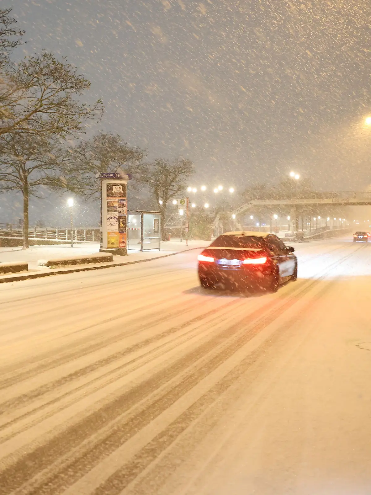 Bild zu: "Glätte-Crash sorgt für Stromschlag! Mann muss behandelt werden"