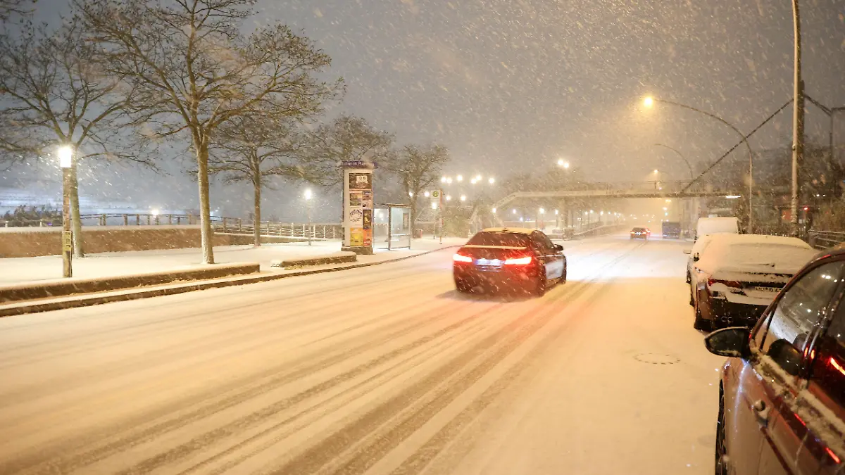 Schnee-in-Norddeutschland-Auf-den-Stra-en-beginnt-die-Rutschpartie