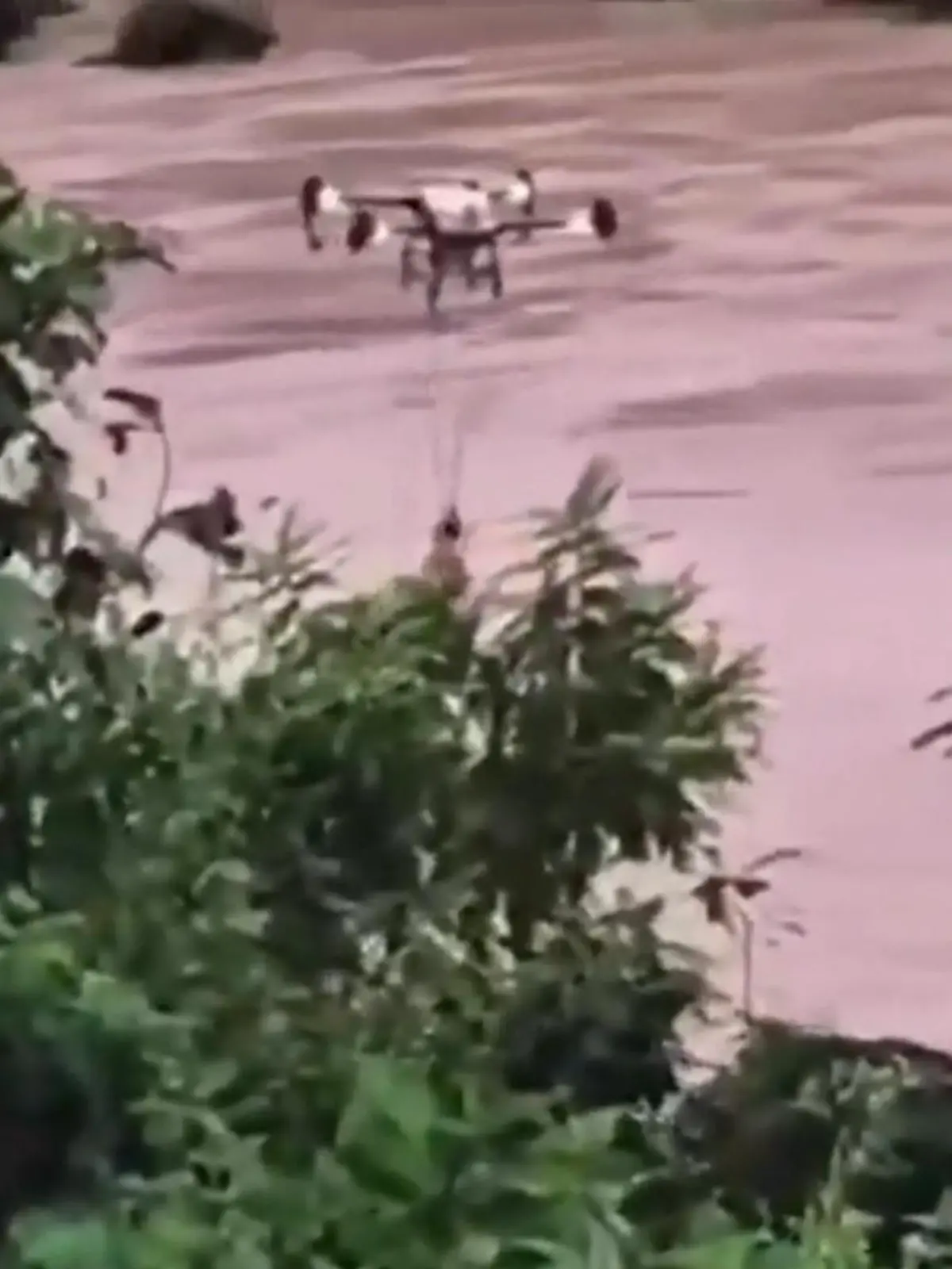 Bild zu: "Unwetter bringt Mann ihn Lebensgefahr – Drohne soll sein Leben retten!"