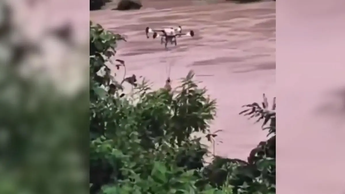 Unwetter bringt Mann ihn Lebensgefahr – Drohne soll sein Leben retten! Fluten in Vietnam