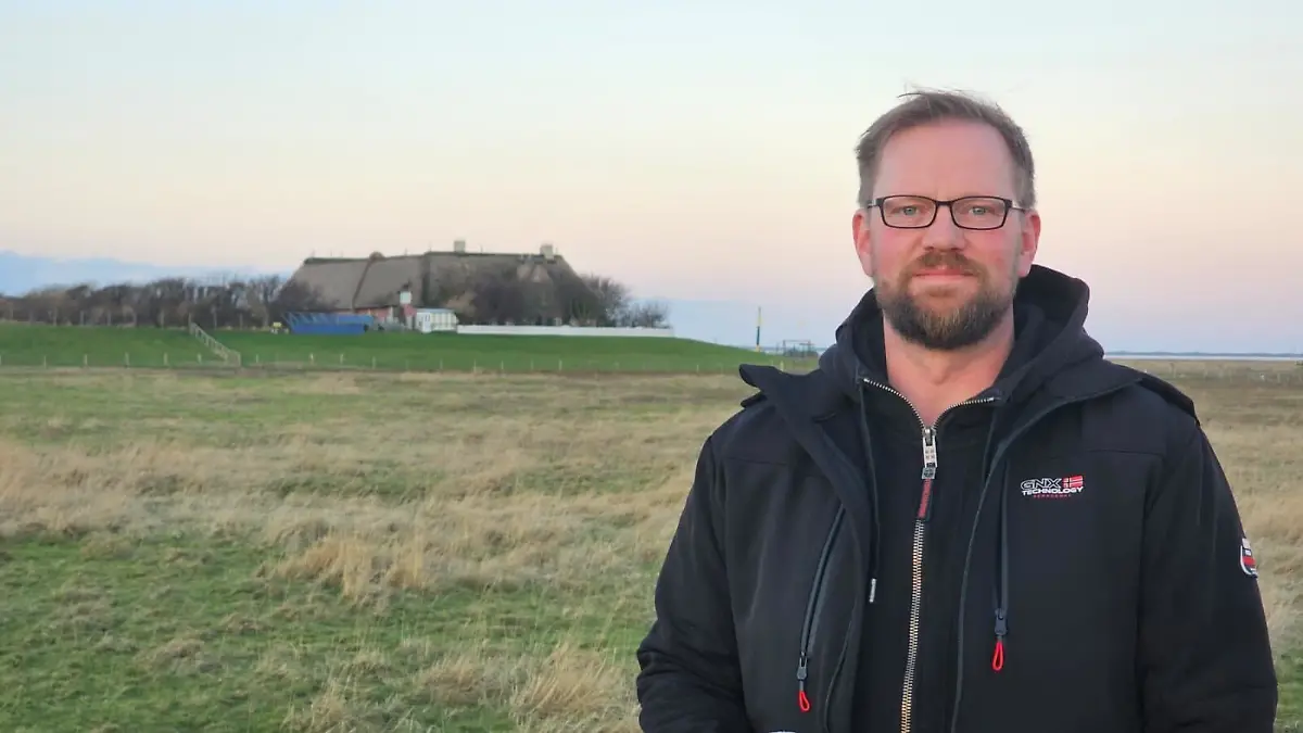 Holger Spreer-Wree lebt mit seiner Familie auf der Hallig Süderoog und entdeckt die ungewöhnliche Flaschenpost.